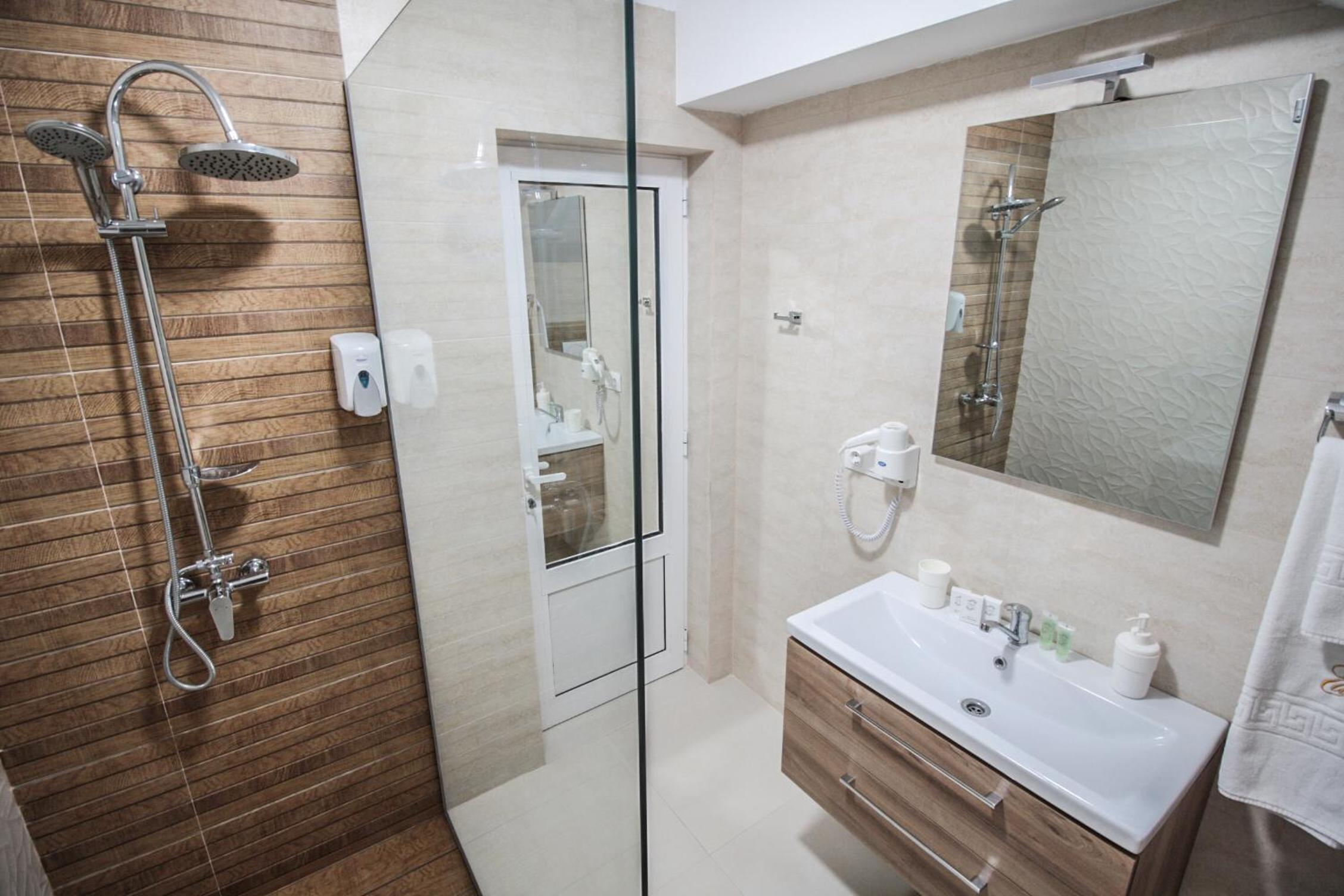 Deluxe Double Room with Balcony - Photo 3