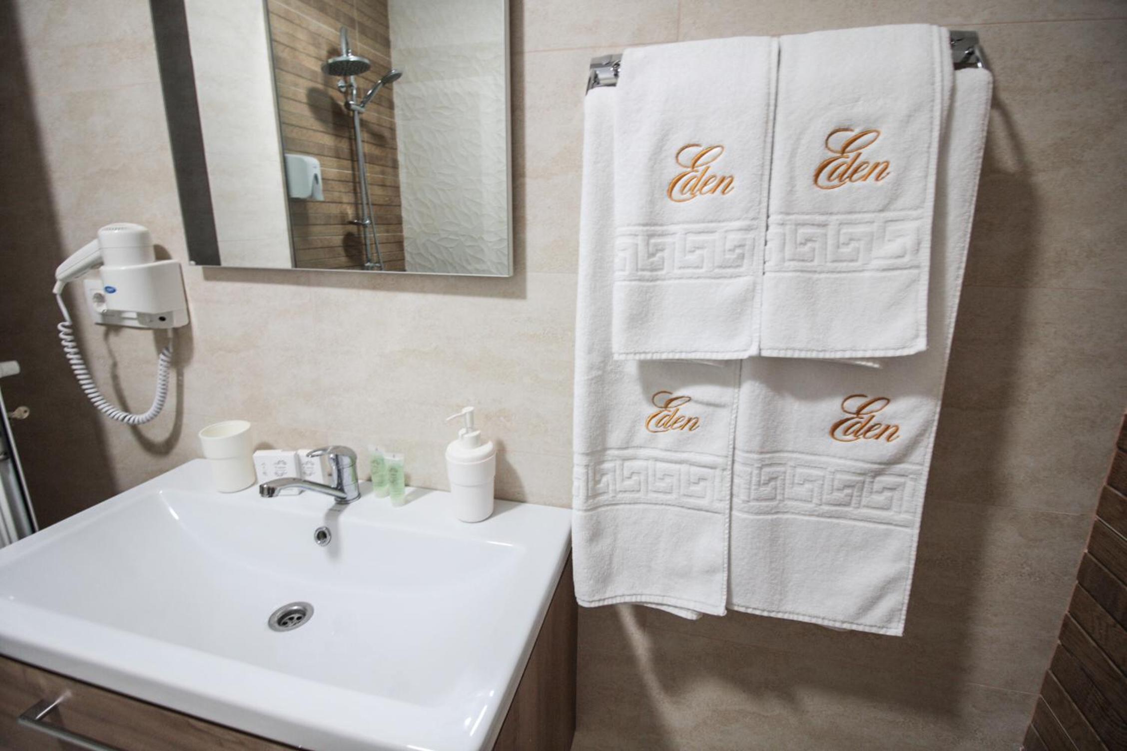Deluxe Double Room with Balcony - Photo 5