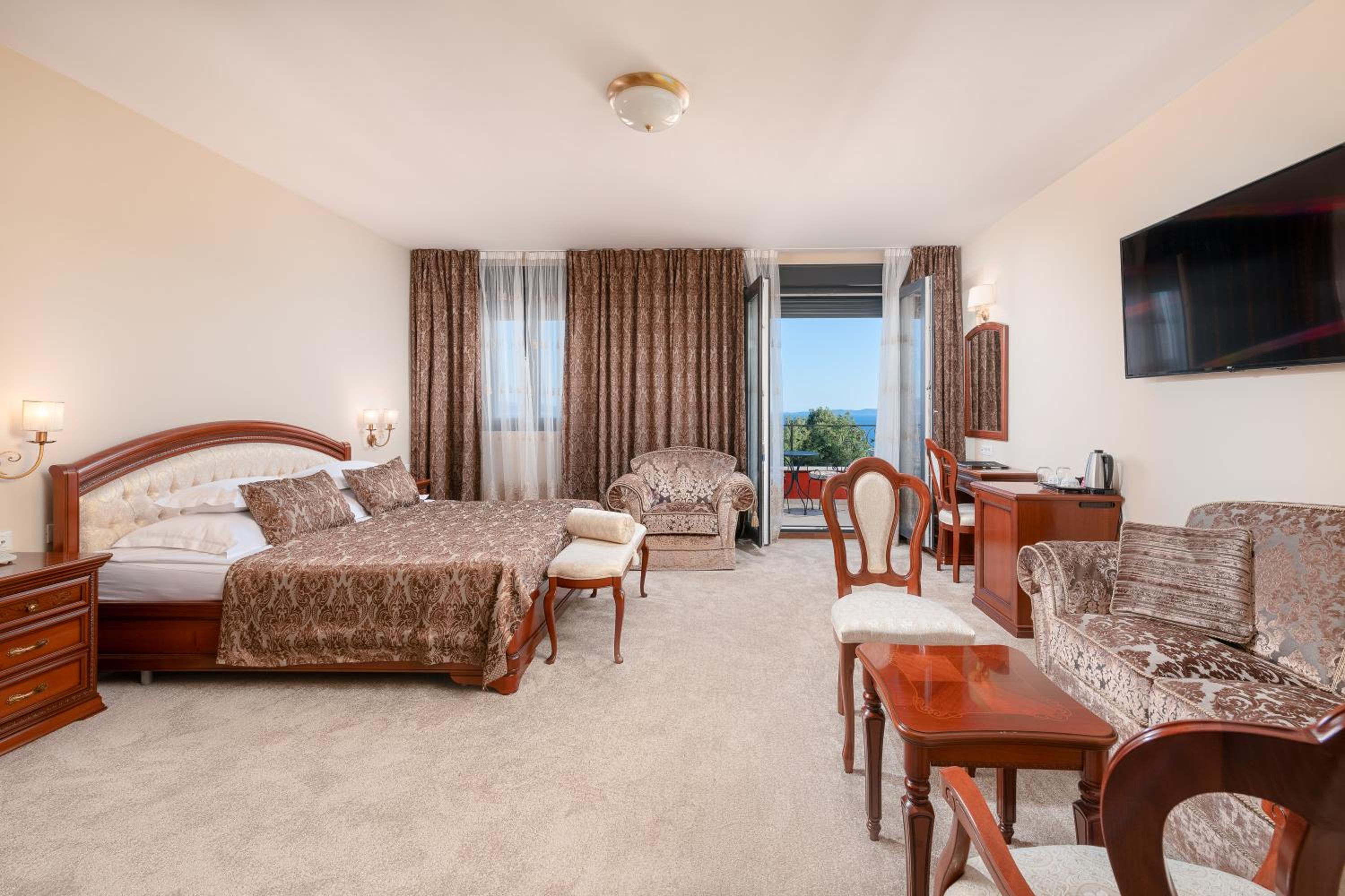 Exclusive Double Room with Balcony - Free Parking