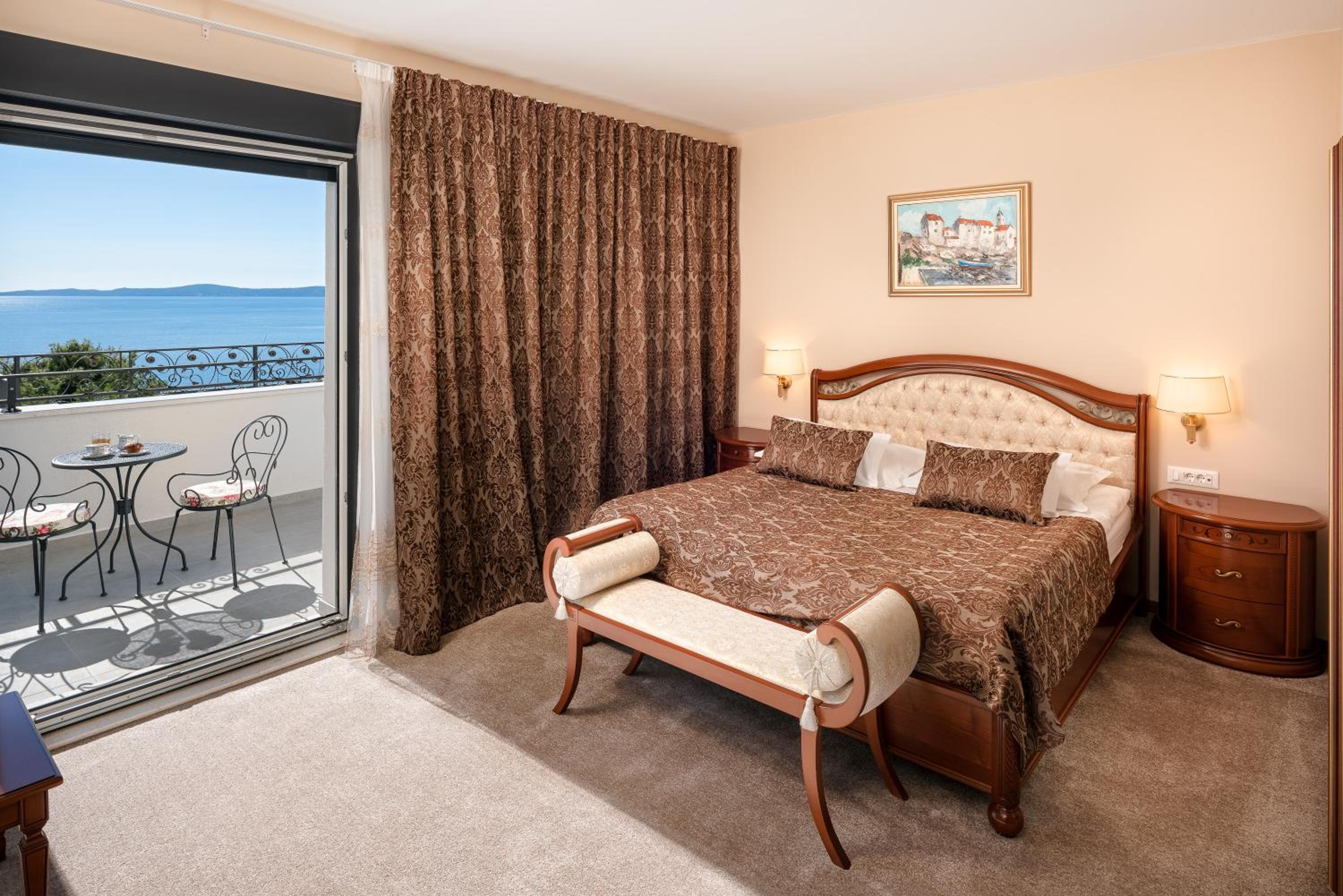 Deluxe Double Room with Balcony - Free Parking