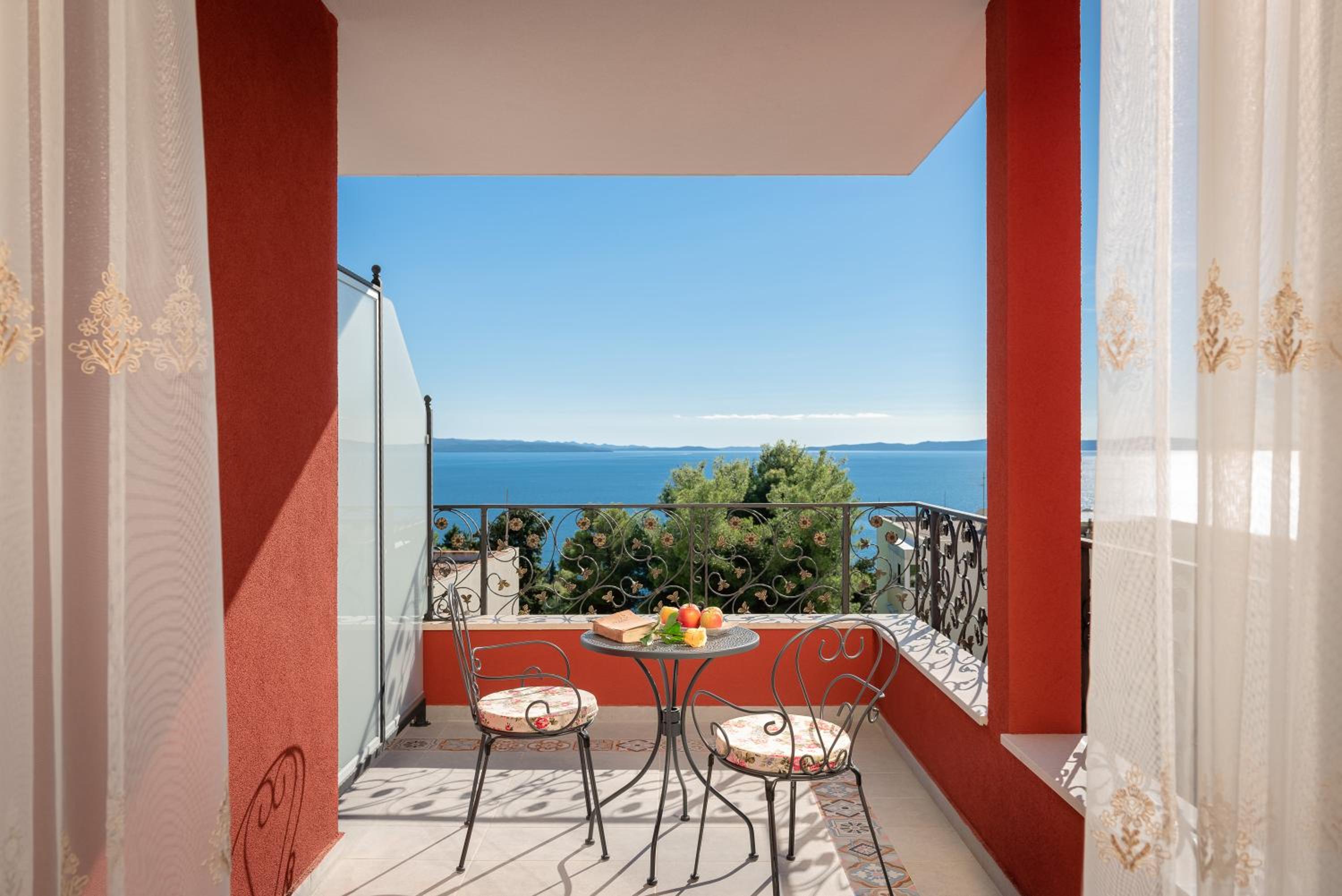 Exclusive Double Room with Balcony - Free Parking thumbnail 6