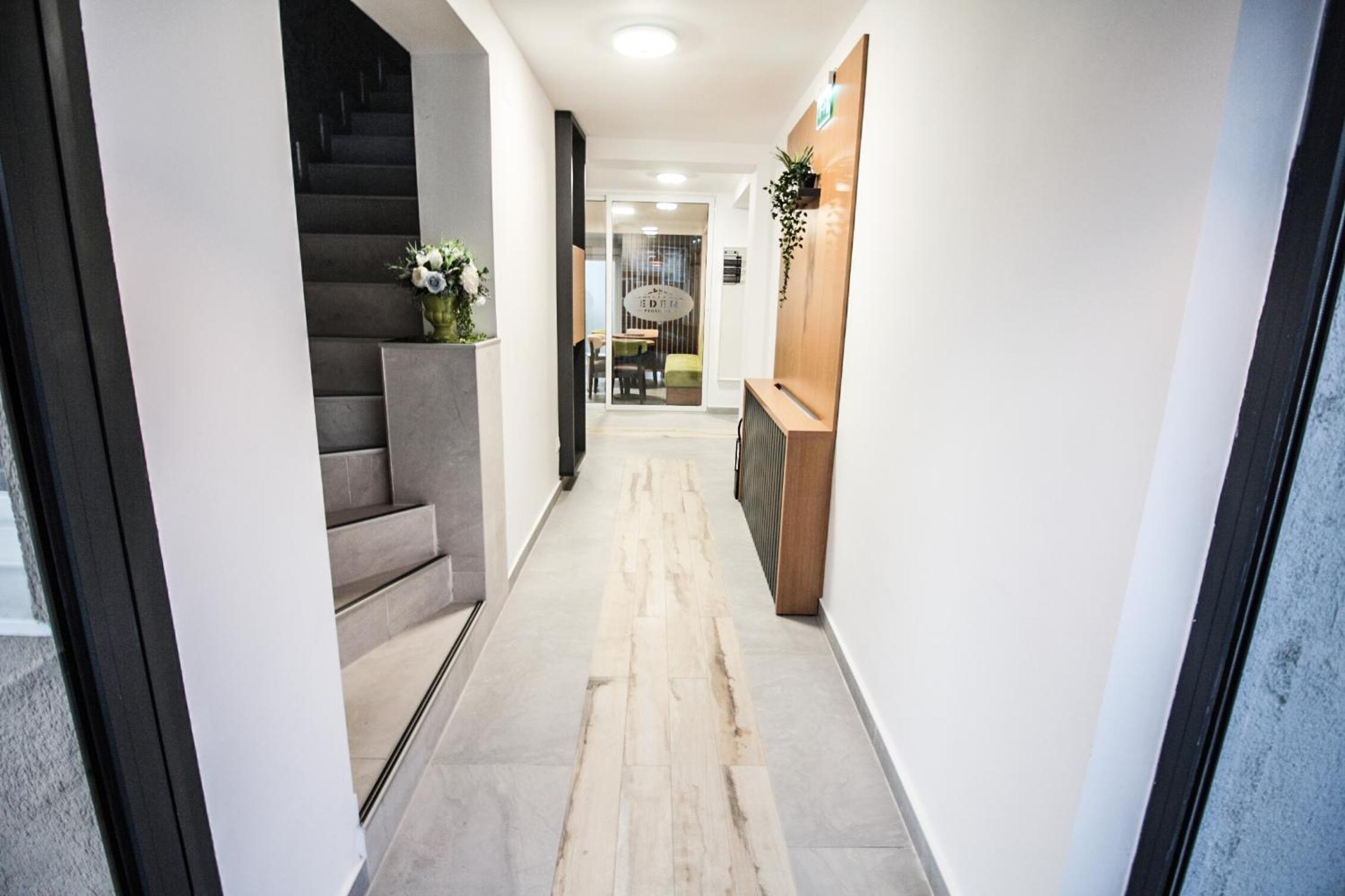 Deluxe Double Room with Balcony - Photo 6