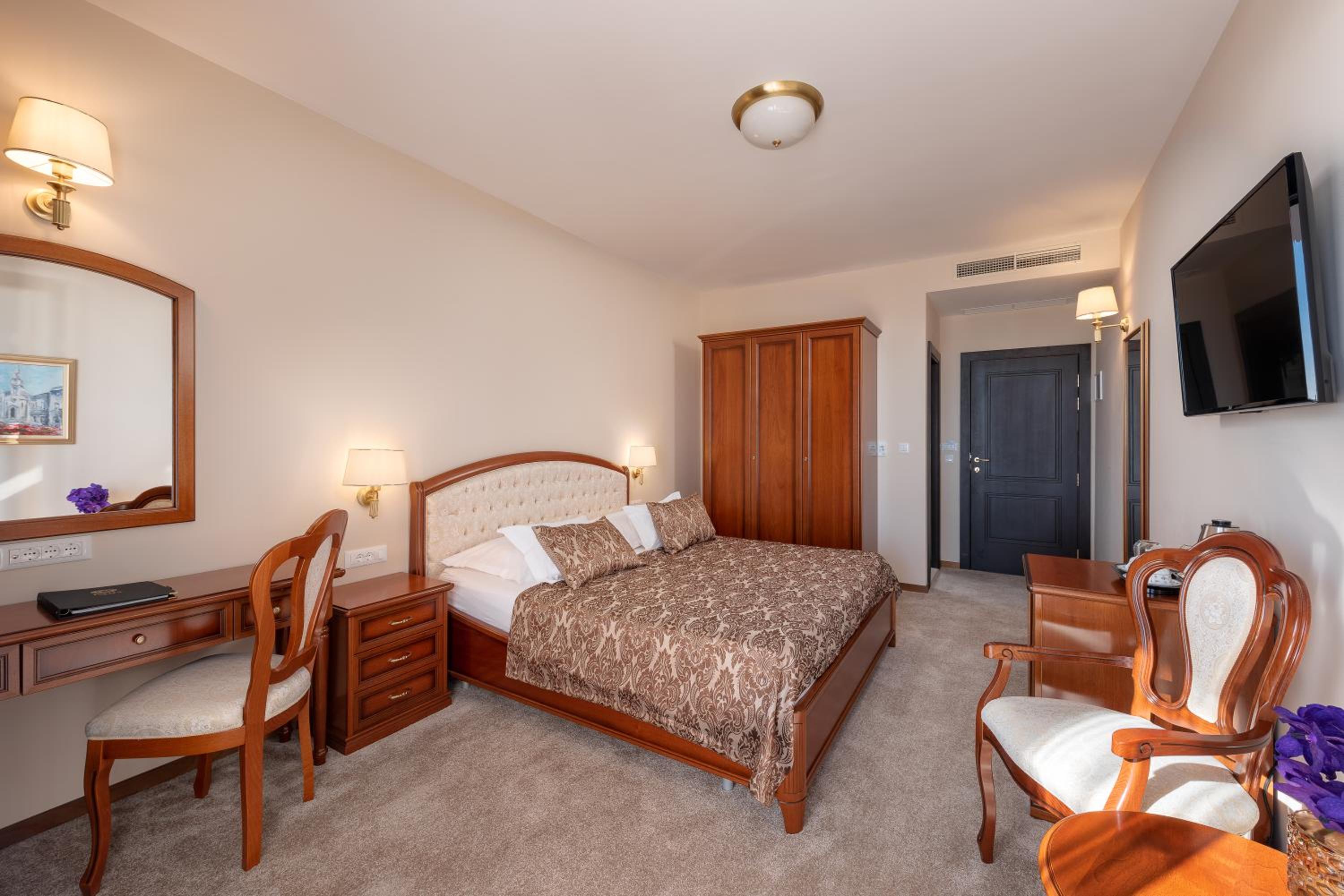 Superior Double Room with Balcony - Free Parking