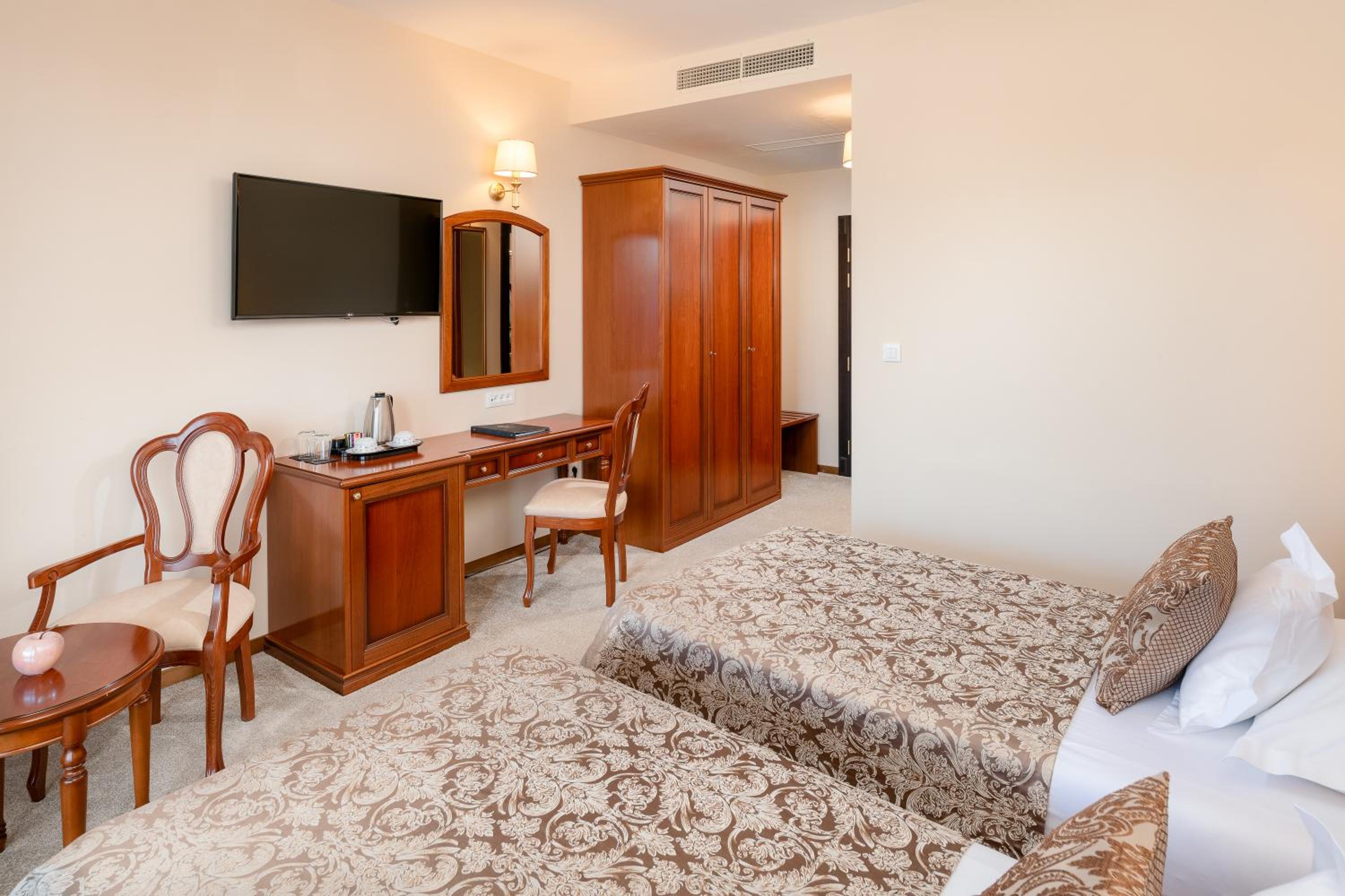 Superior Double Room with Balcony - Free Parking thumbnail 6