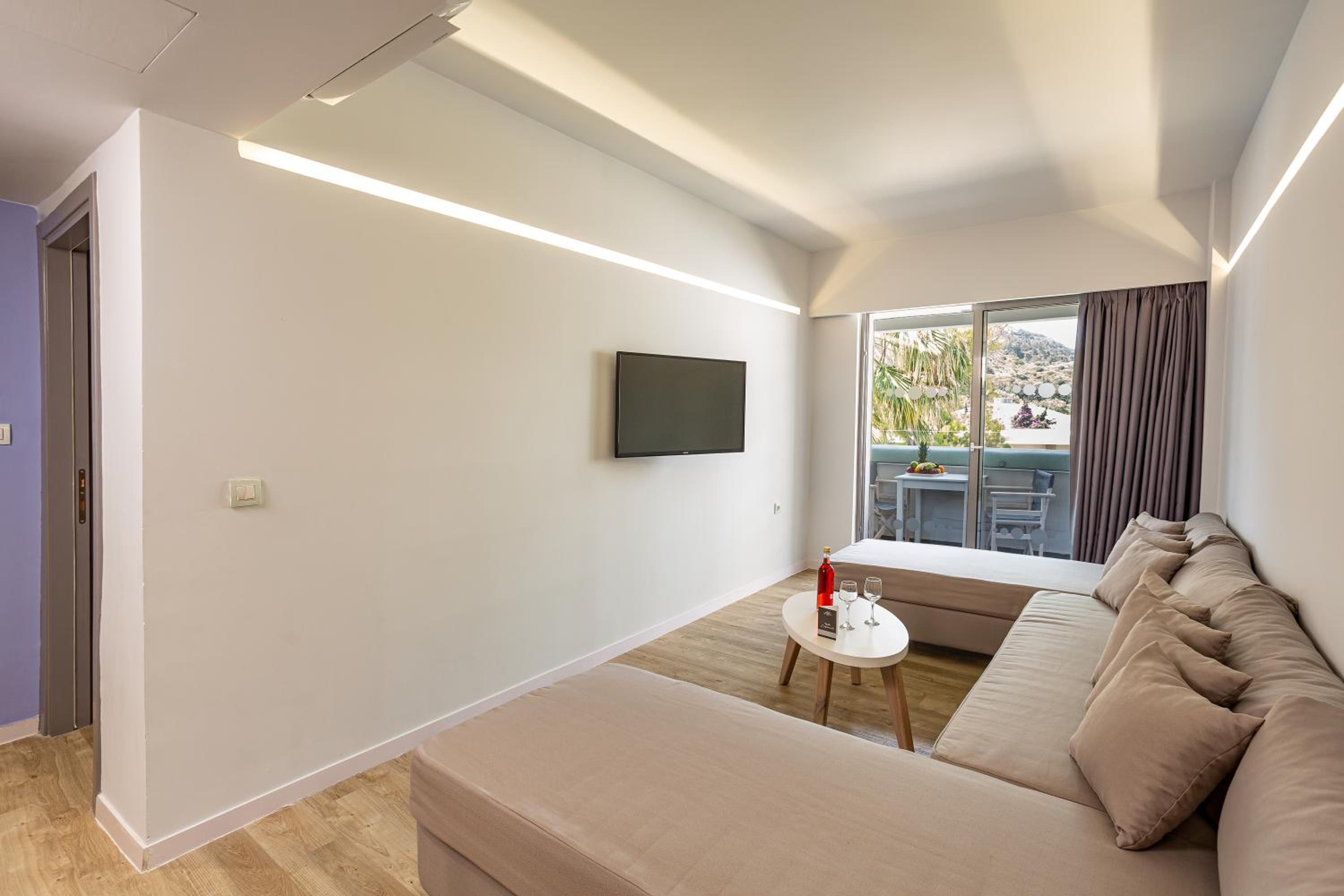 One-Bedroom Suite with Mountain View