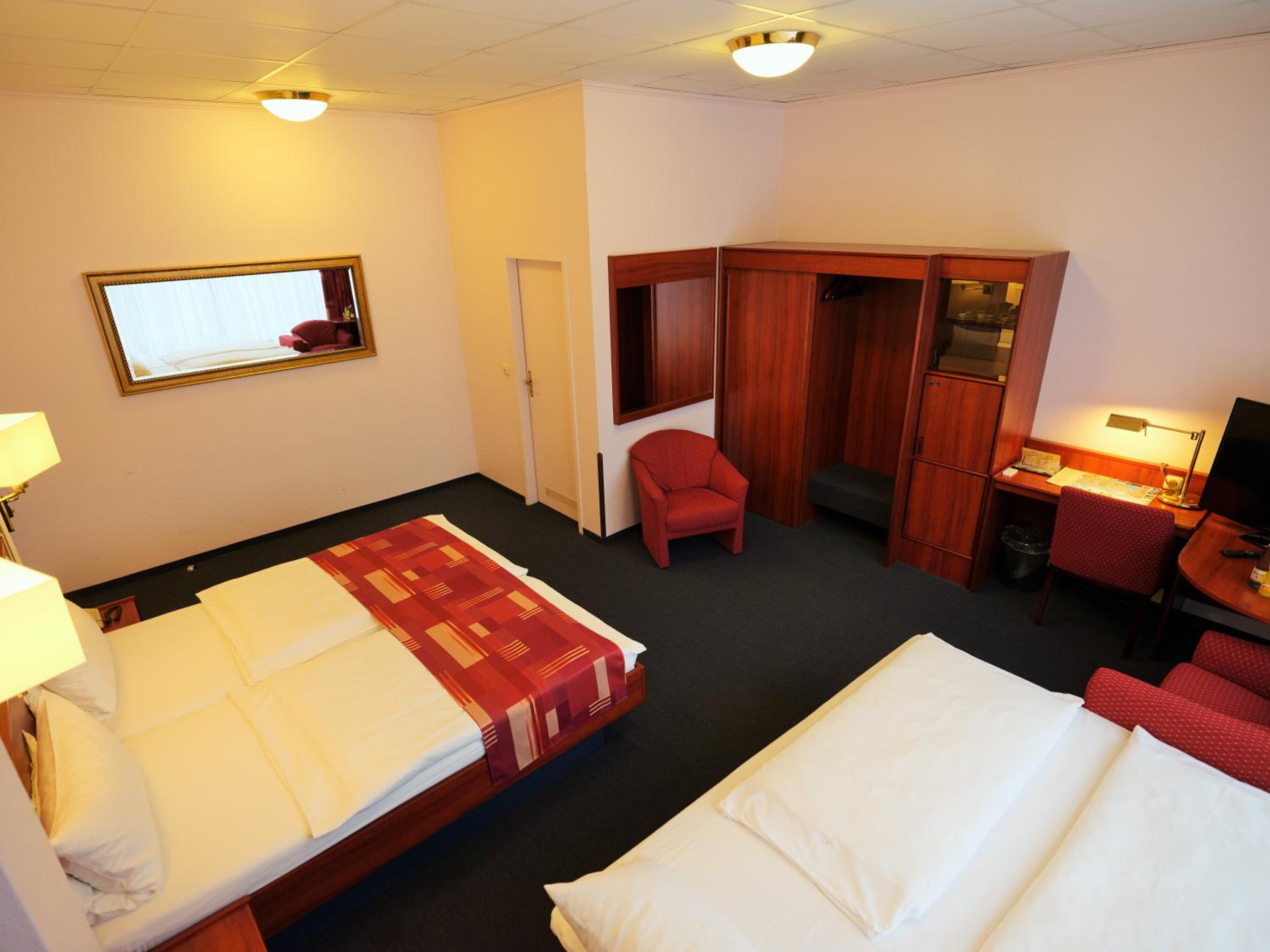 Triple Room thumbnail 6
