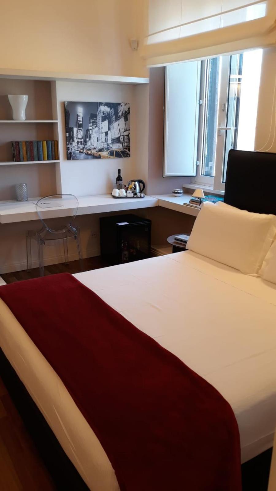 Junior Suite with Spa Bath and City View photo 3