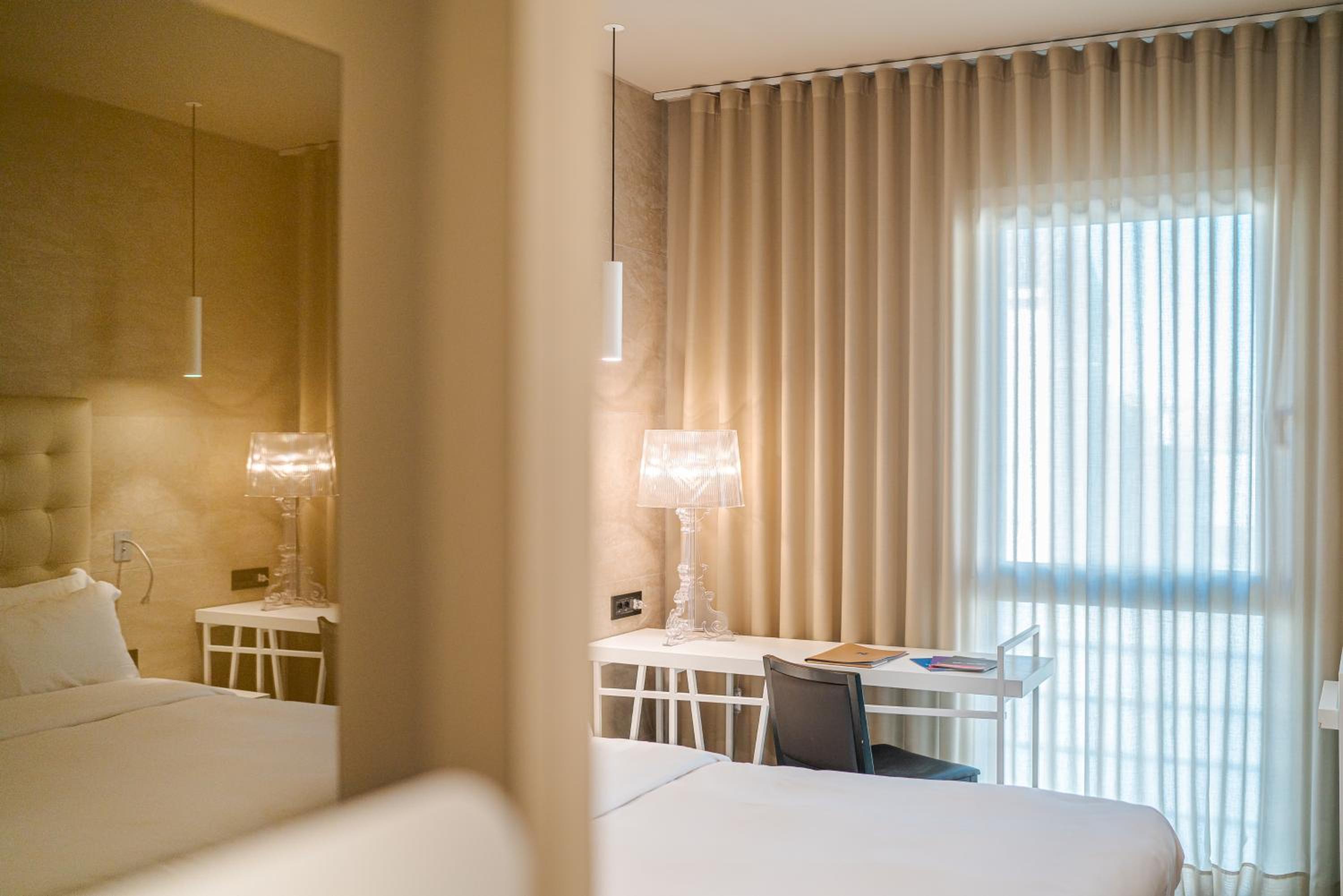 Economy Double Room with shower with chromotherapy - Photo 2