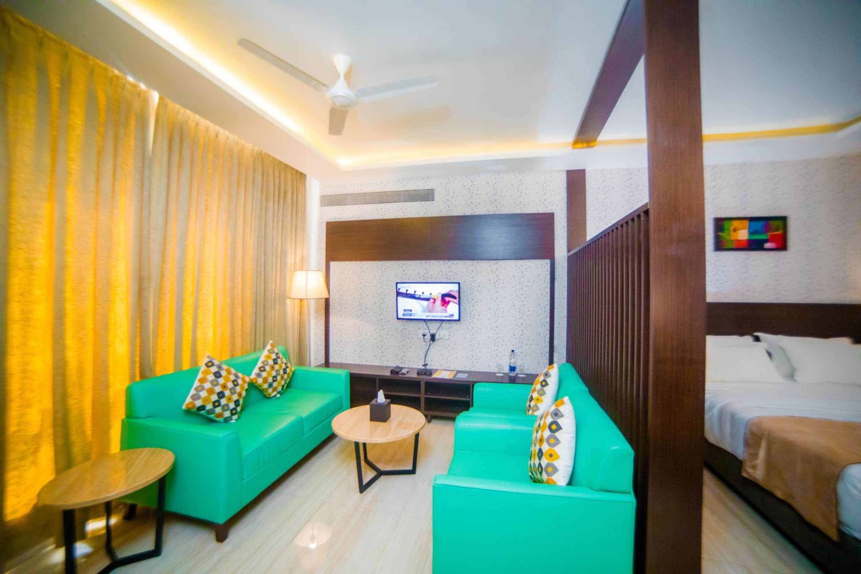 Executive Suite - Photo 6