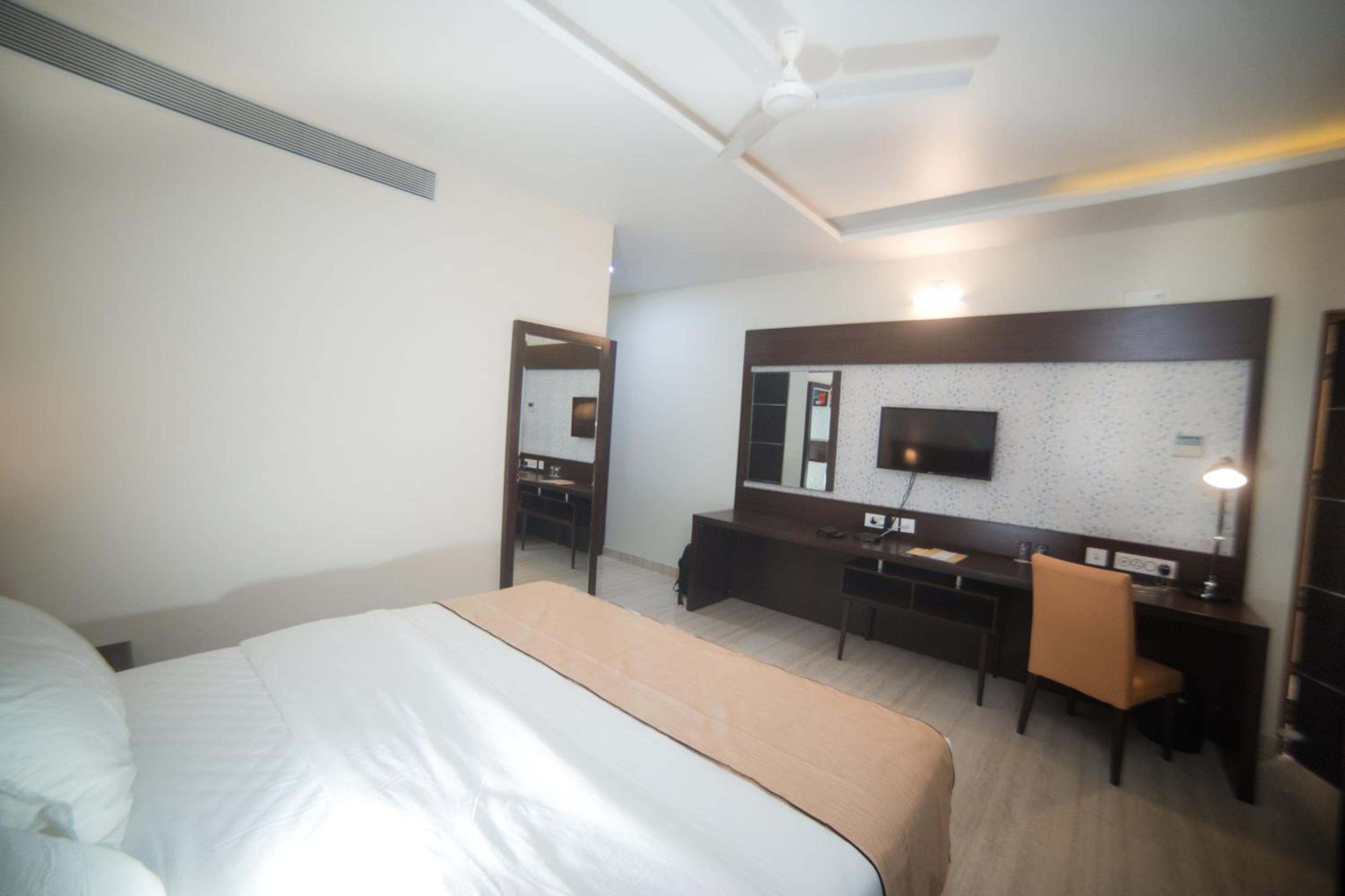 Executive Suite - Photo 3