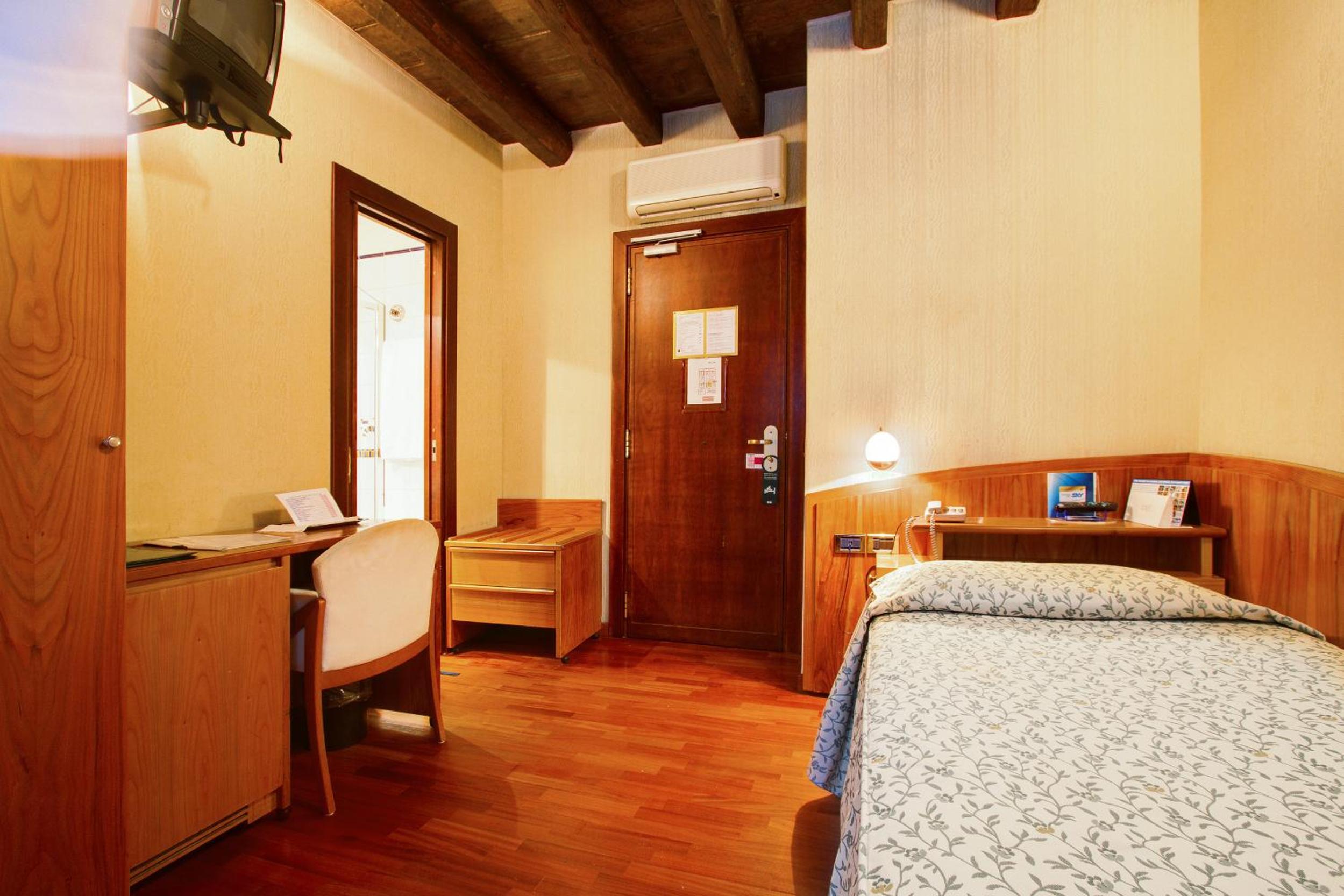 Single Room photo 3
