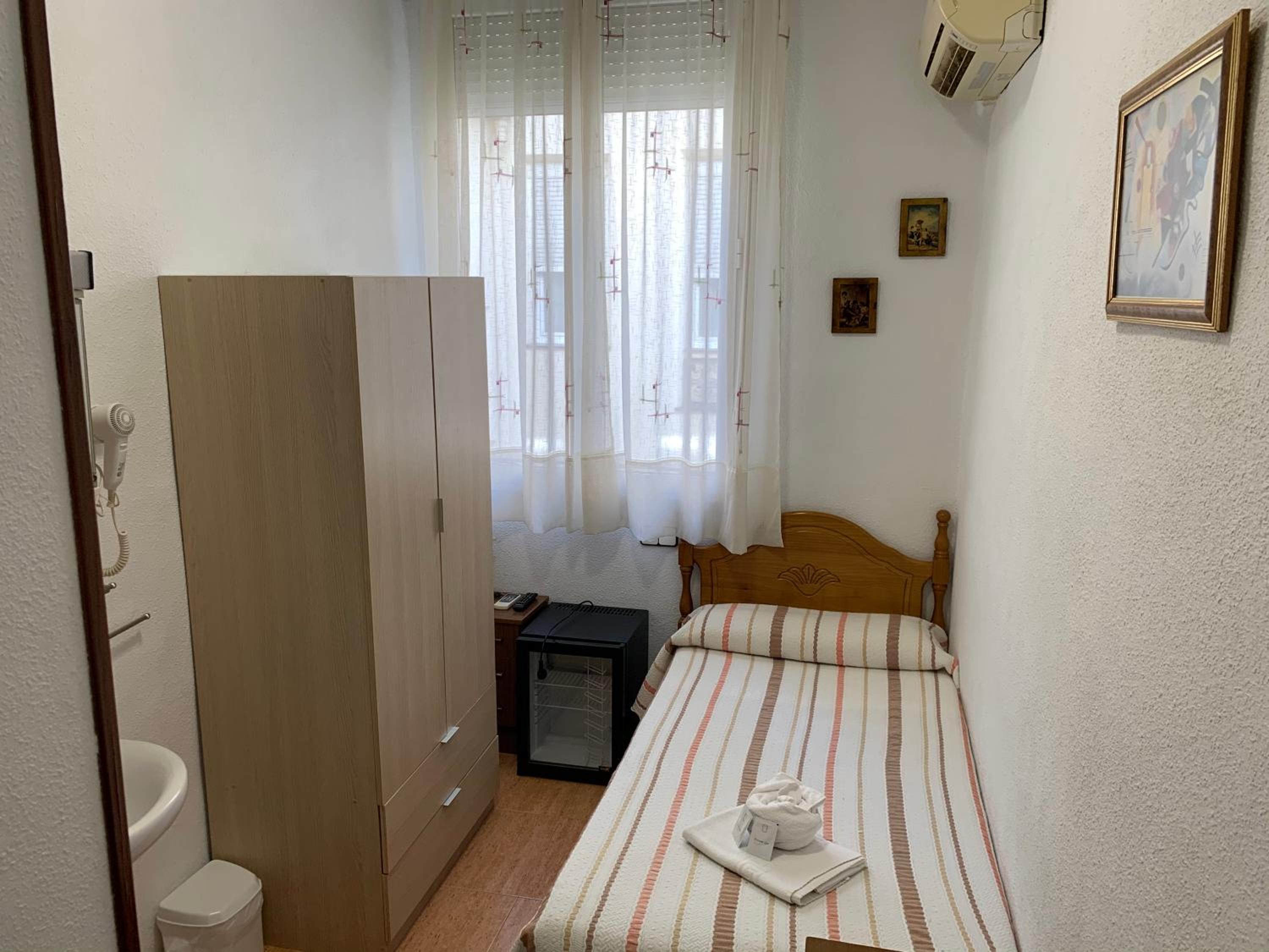 Habitación individual con baño compartido