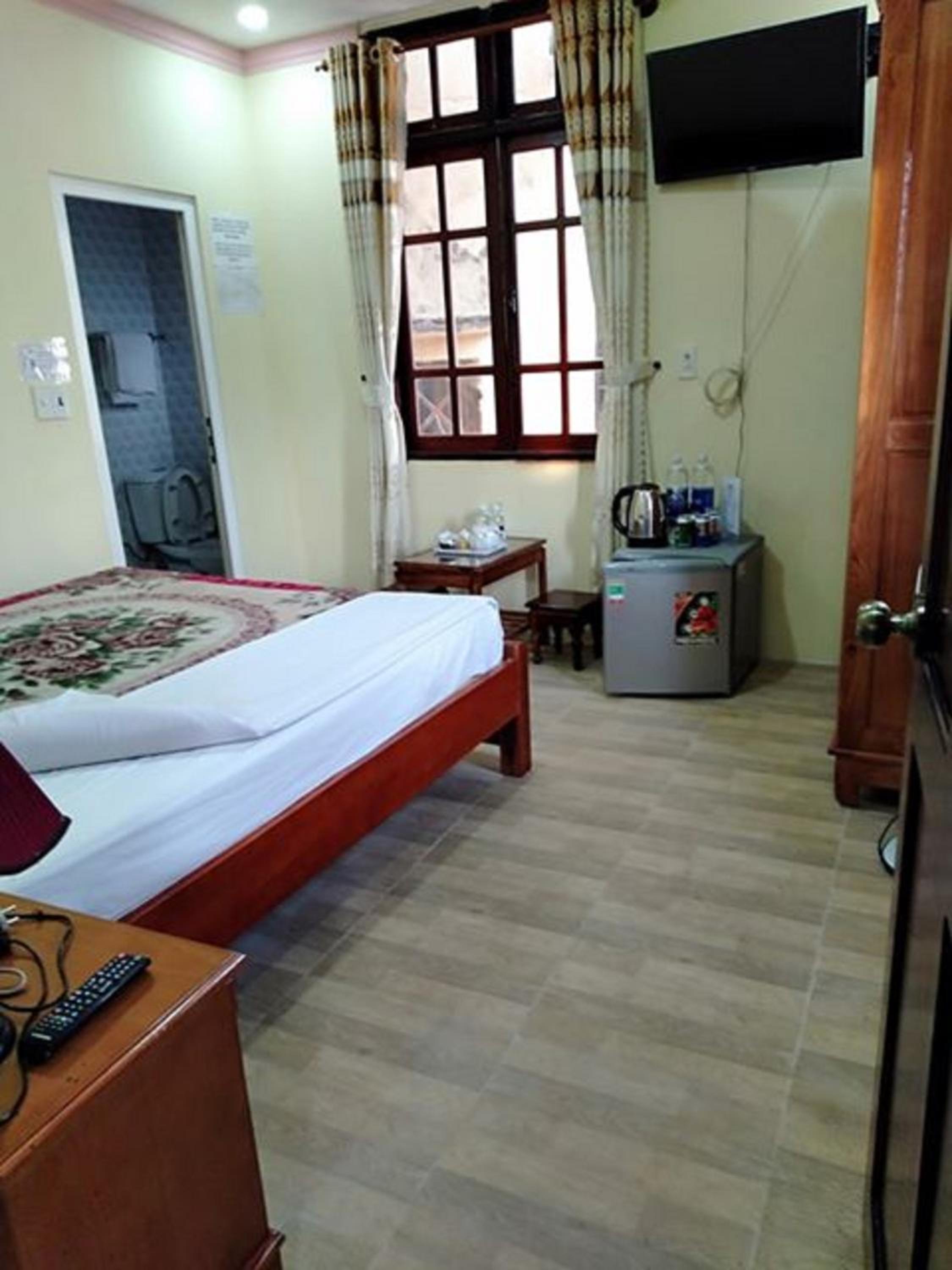 Queen Room photo 2