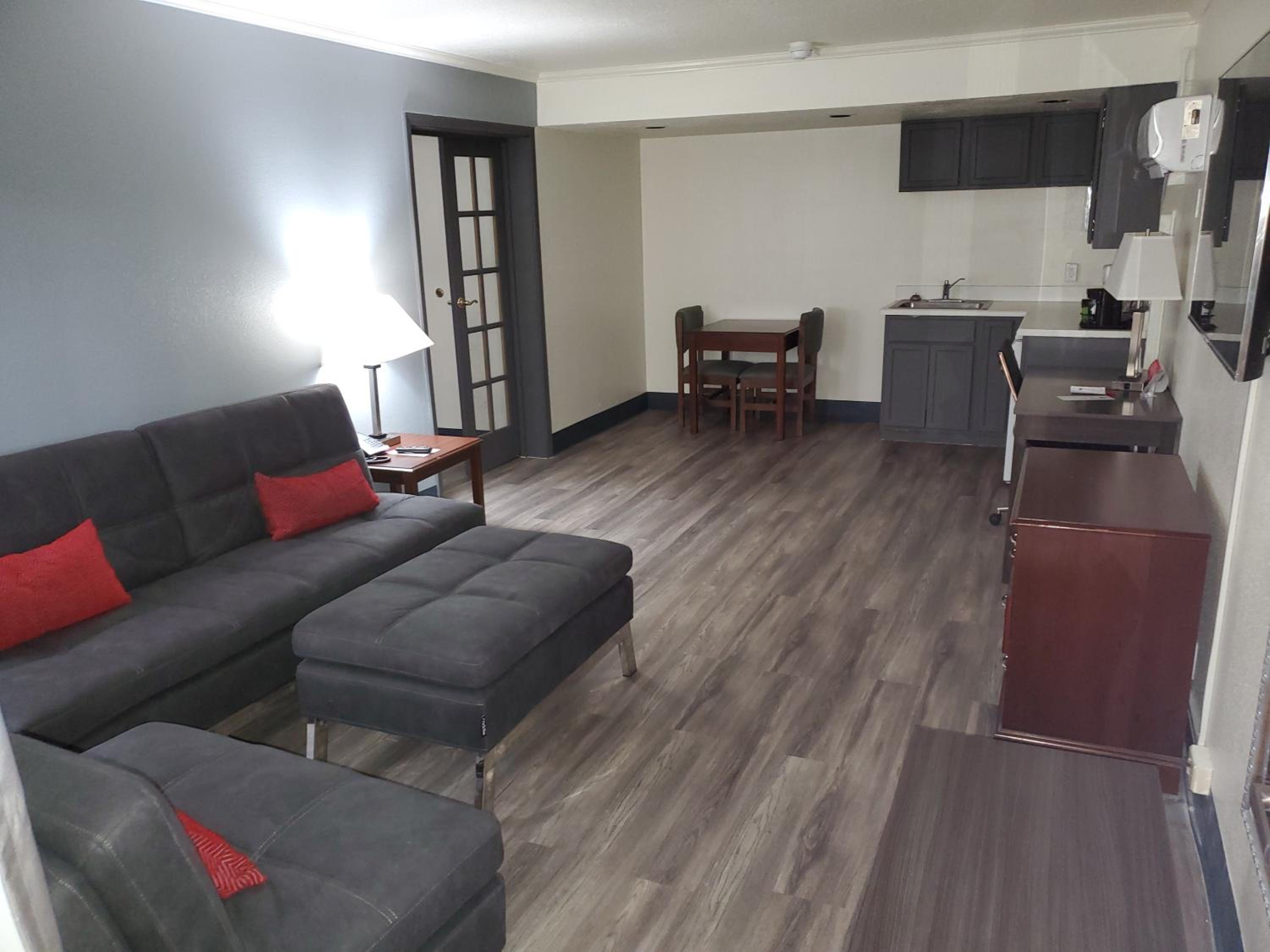 King Suite - Non-Smoking - Photo 7