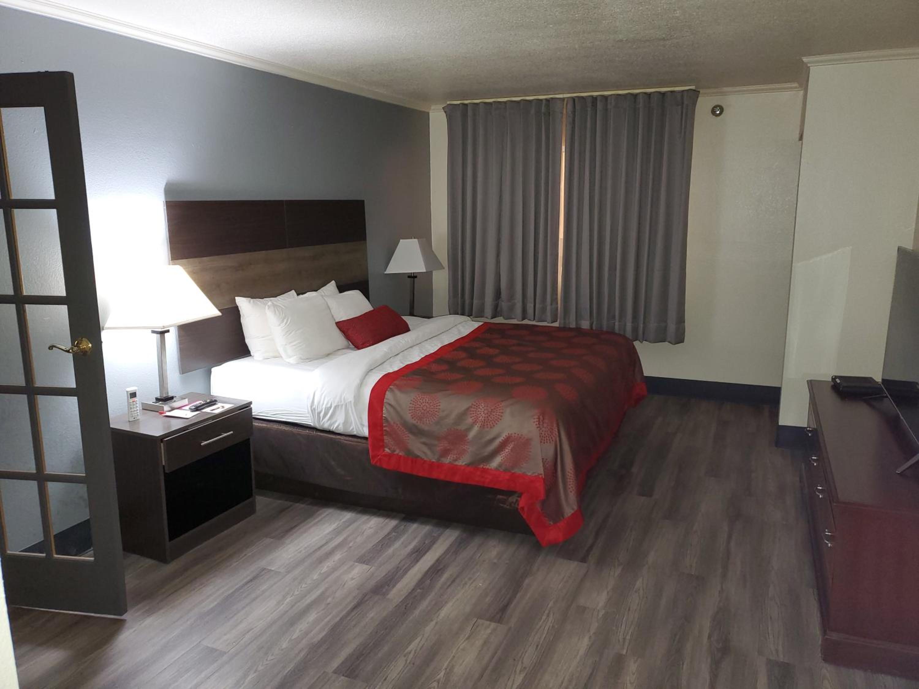 King Room - Non-Smoking - Photo 3