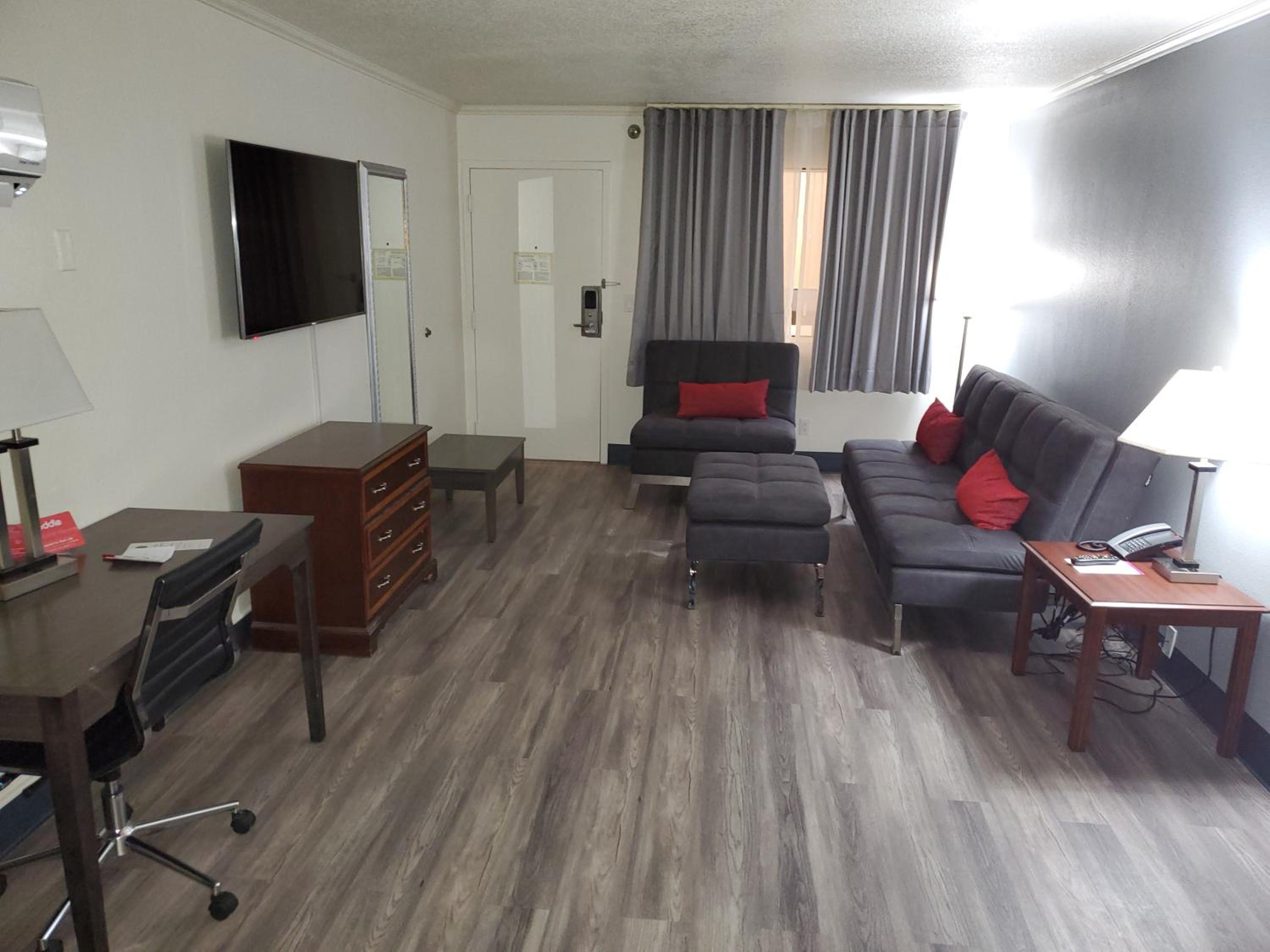 King Suite - Non-Smoking - Photo 8