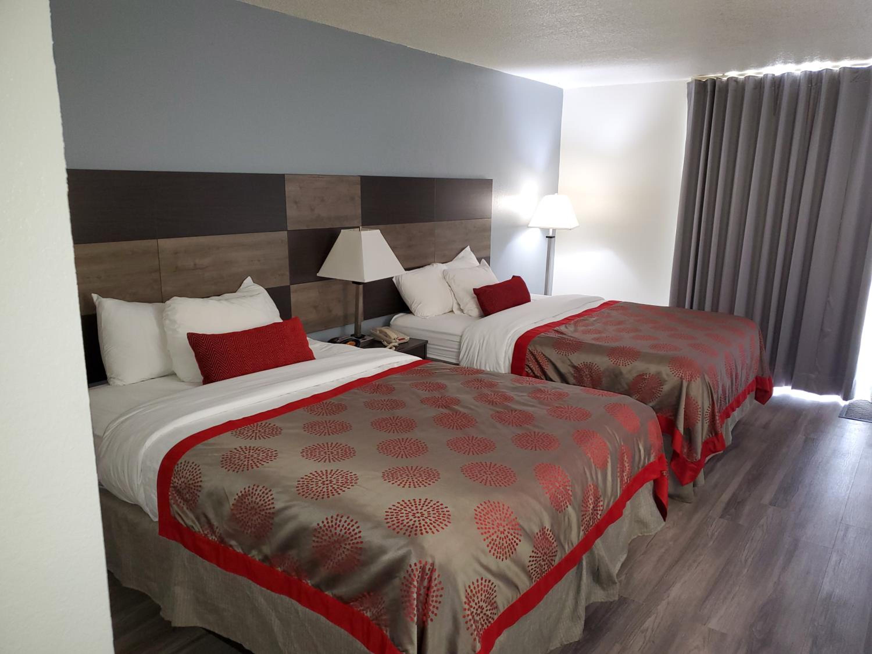 Queen Room with Two Queen Beds - Non-Smoking - Photo 8
