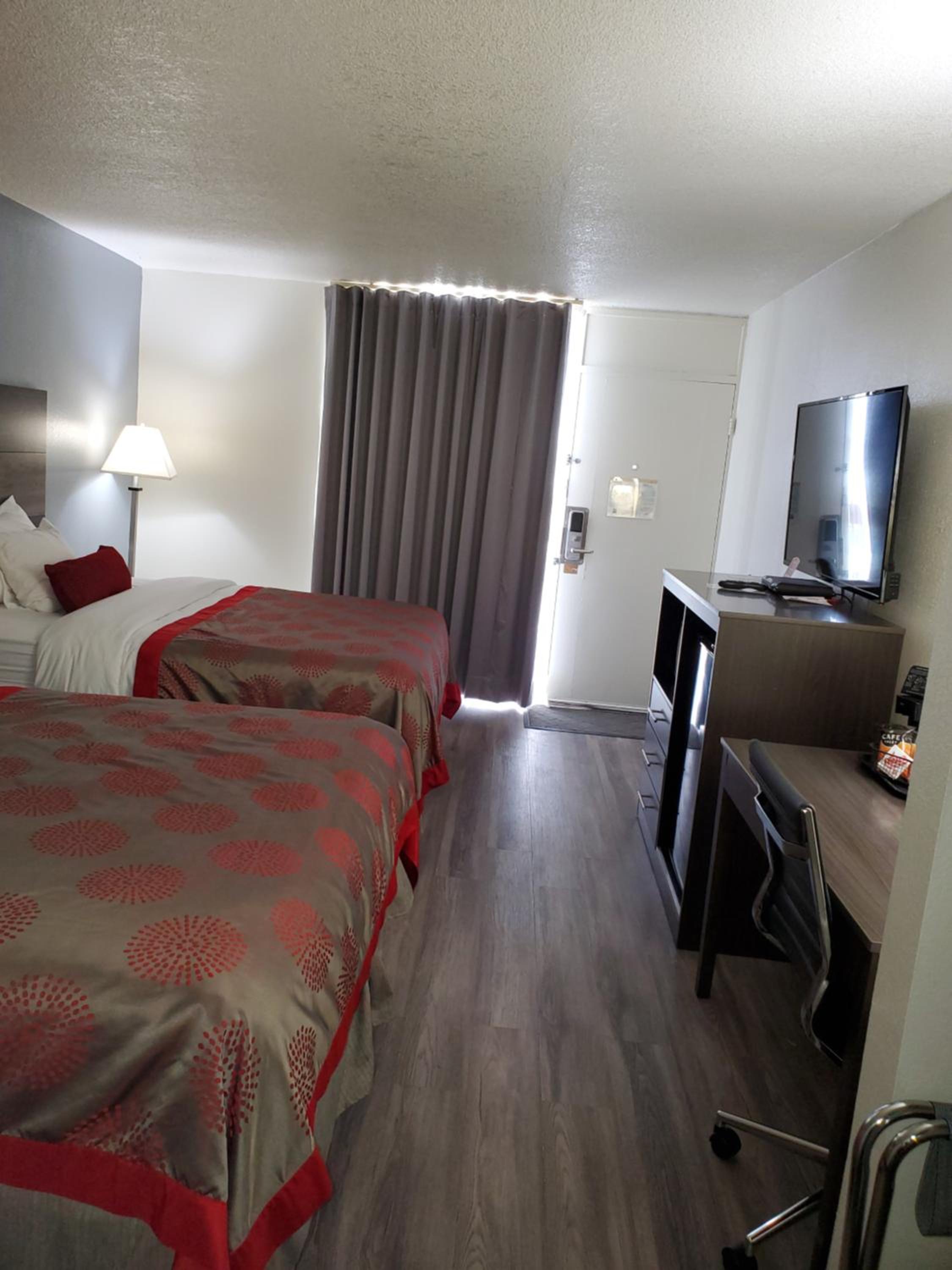 Queen Room with Two Queen Beds - Non-Smoking - Photo 10