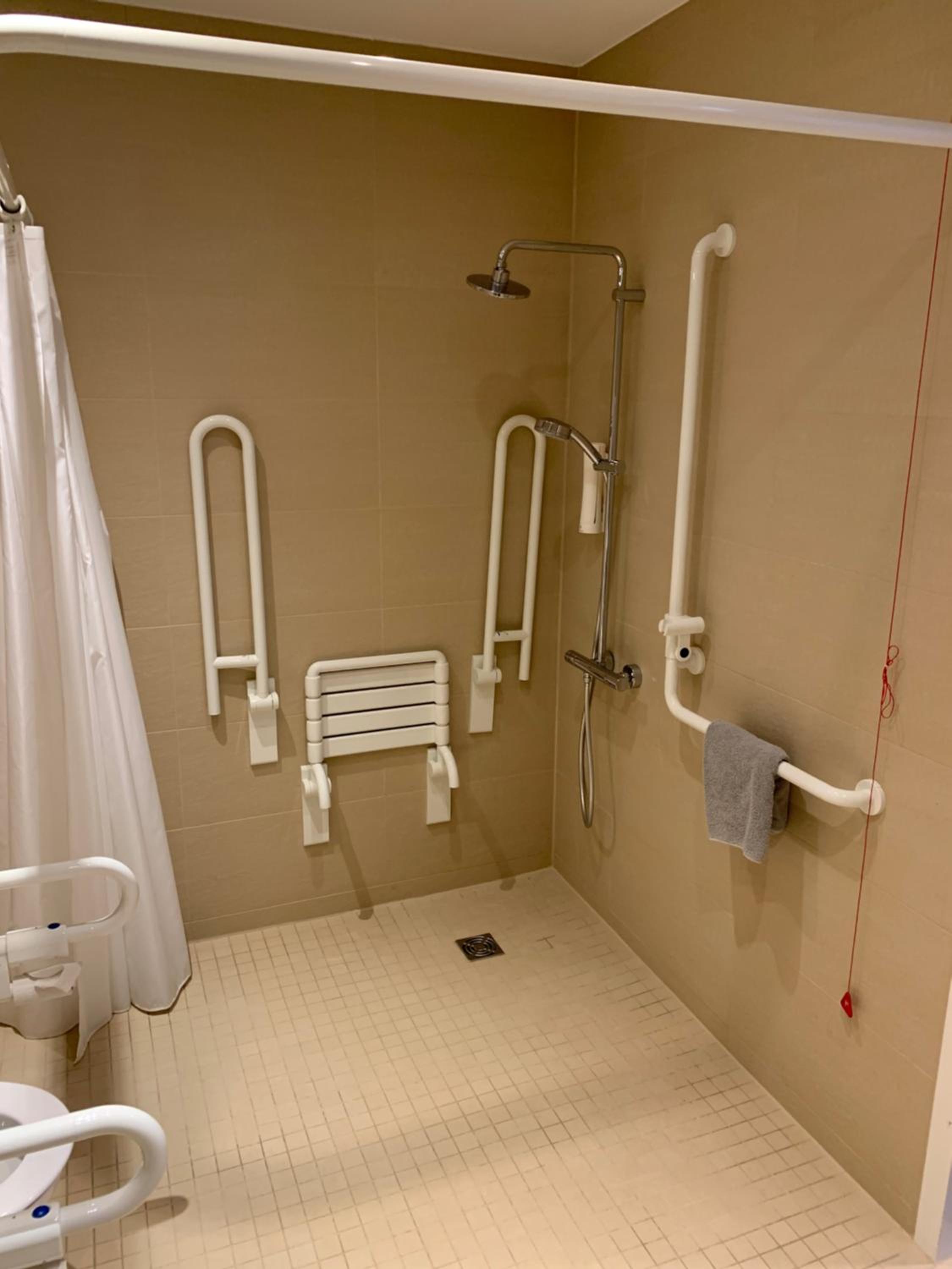 Twin Room with Disability Access photo 3