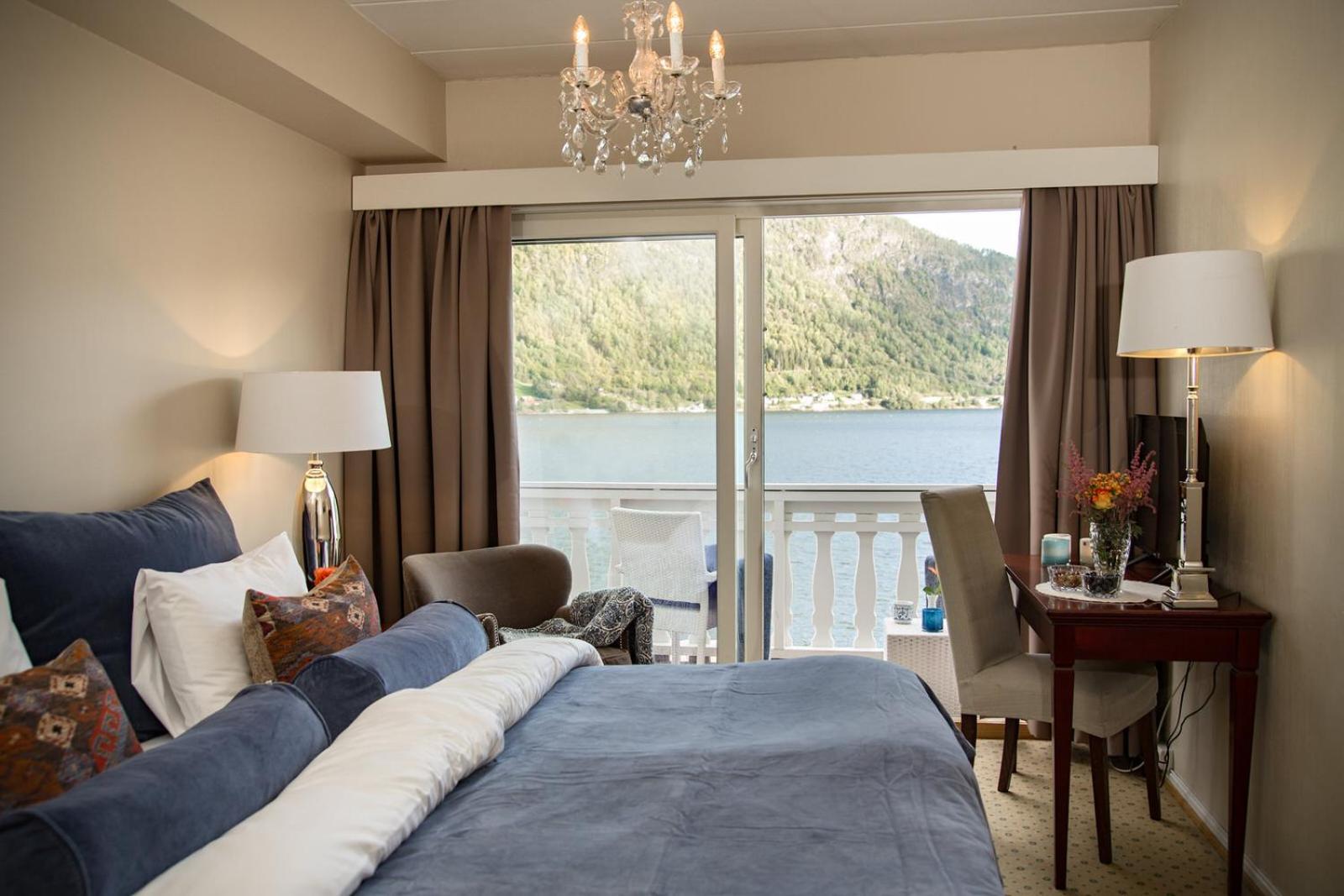 Double or Twin Room with Fjord View - Photo 8