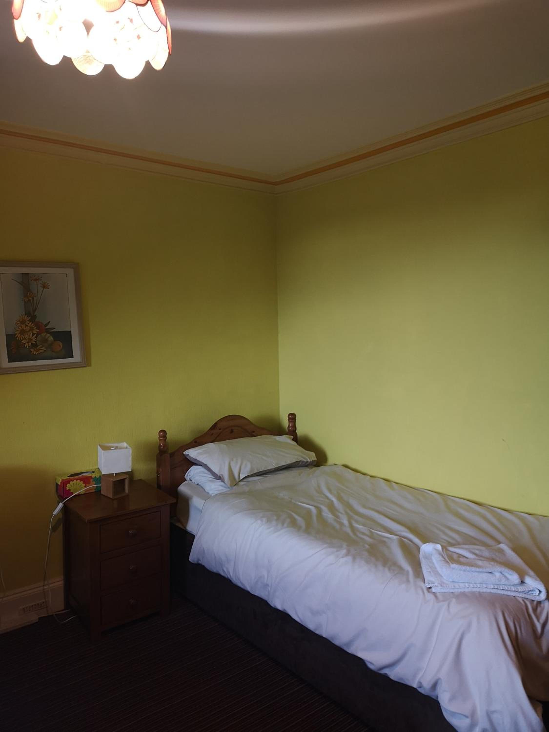 Standard Twin Room with Shared Bathroom photo 3