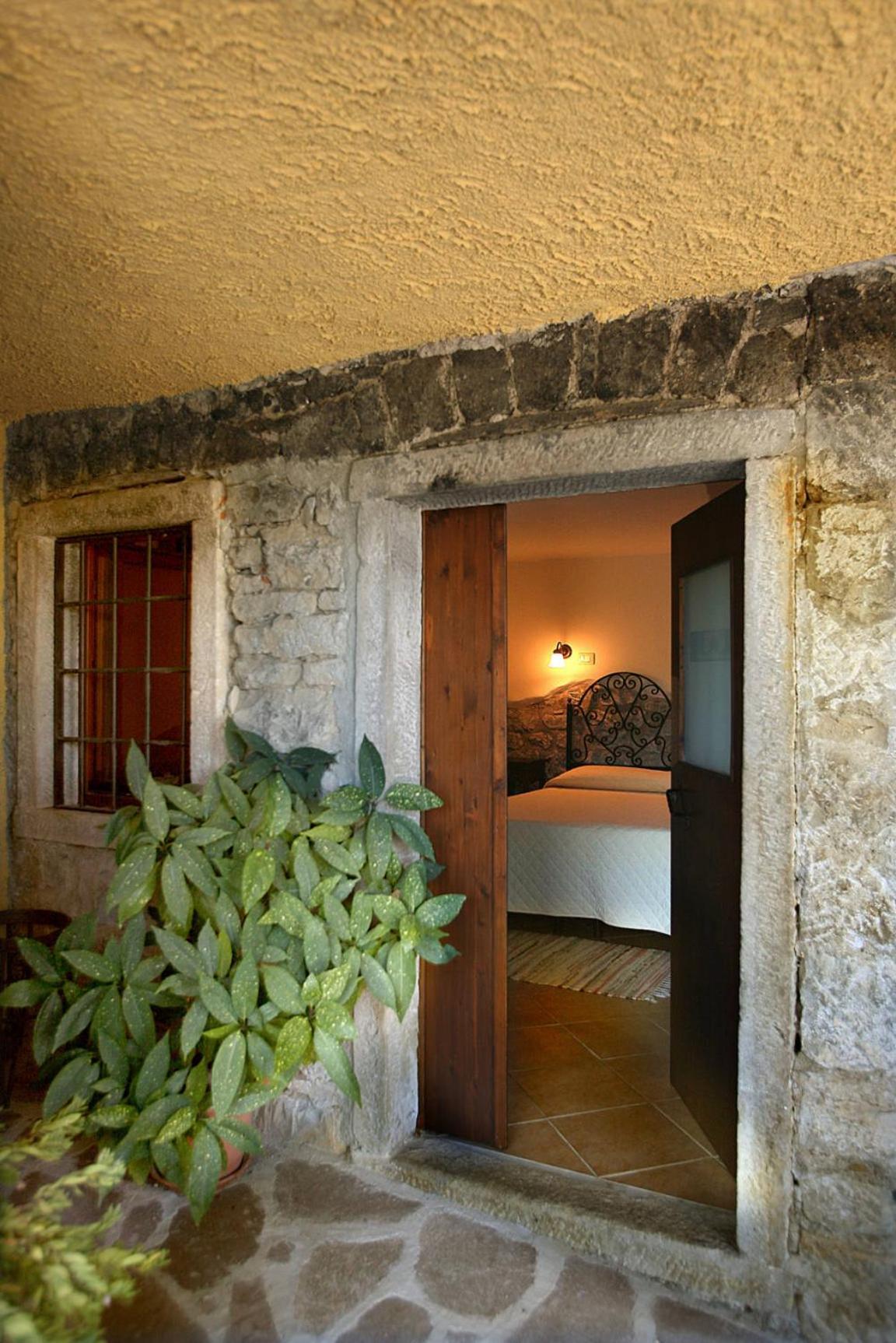 Five-Bedroom House photo 1