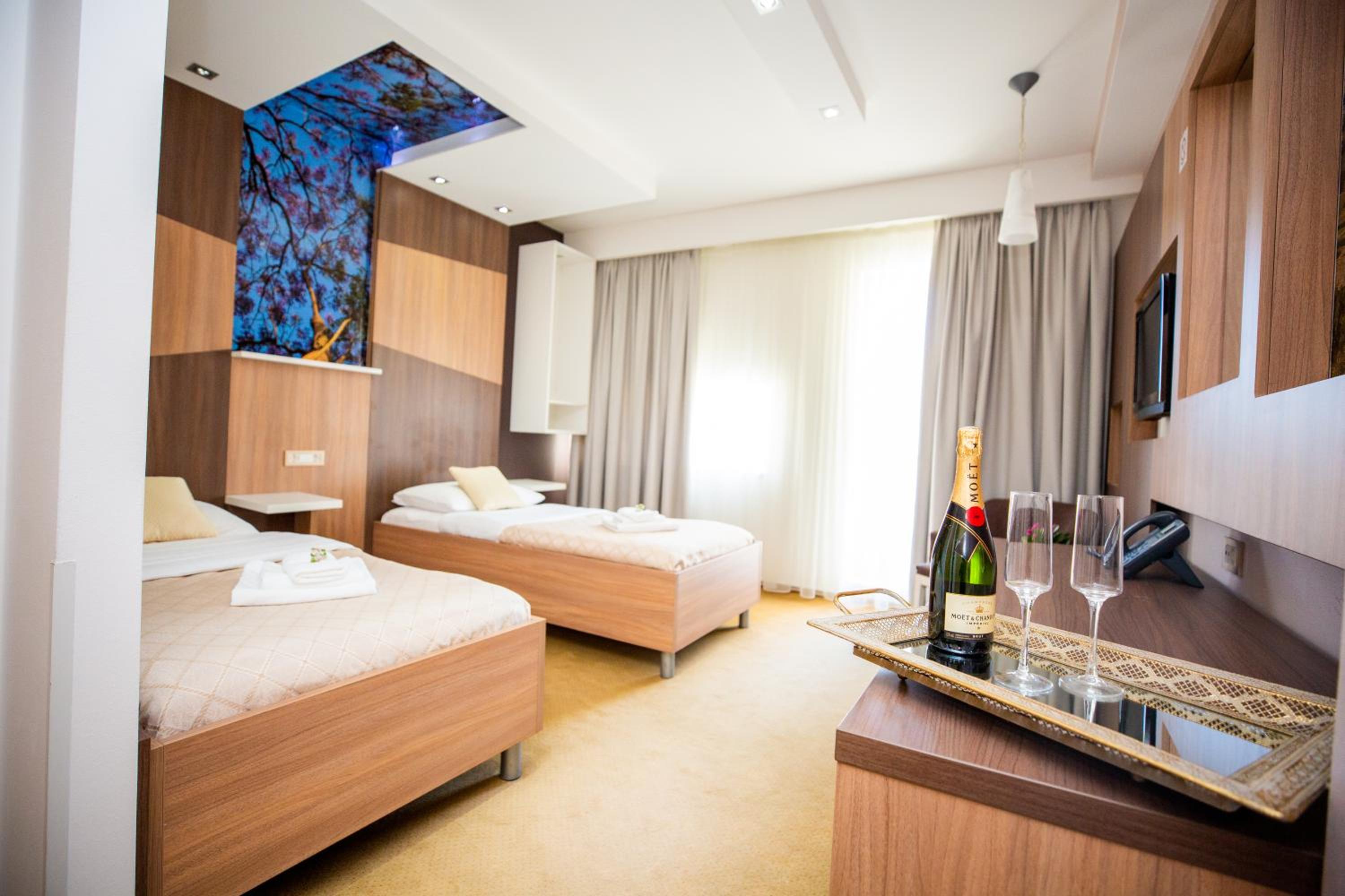 Standard Twin Room - Photo 4