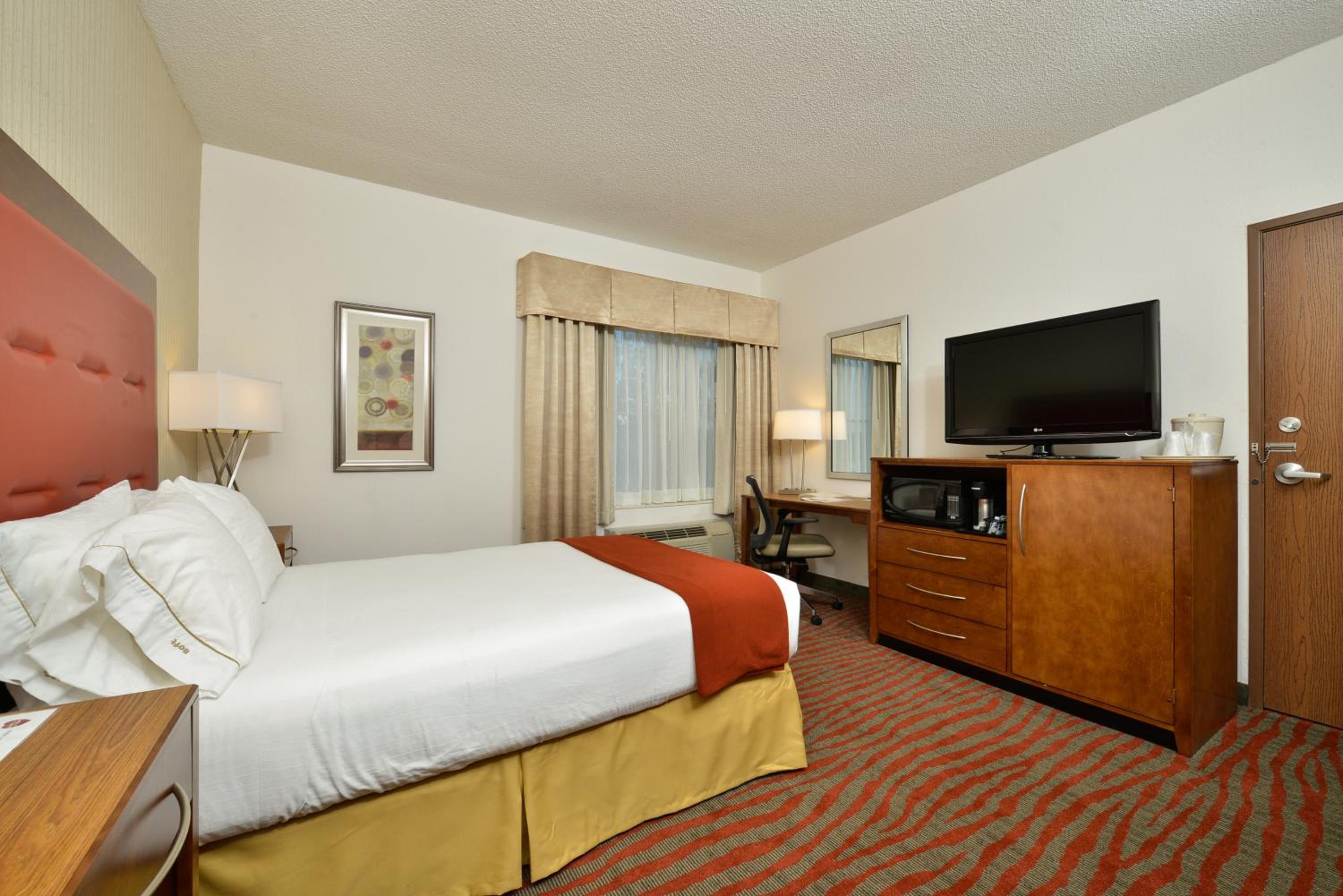 Double Room with Accessible Roll-in Shower - Non-Smoking - Photo 2