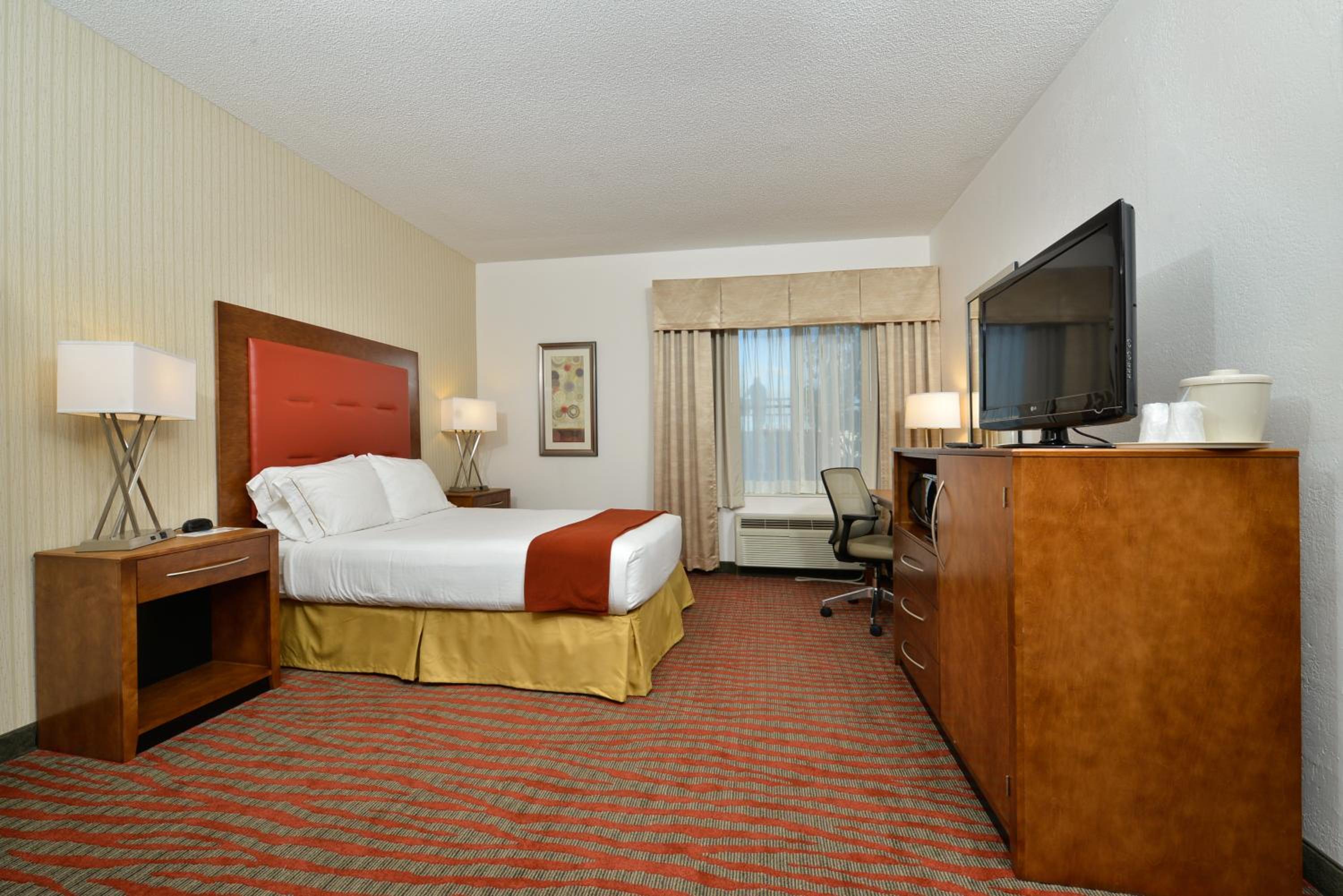 Double Room with Accessible Roll-in Shower - Non-Smoking - Photo 1