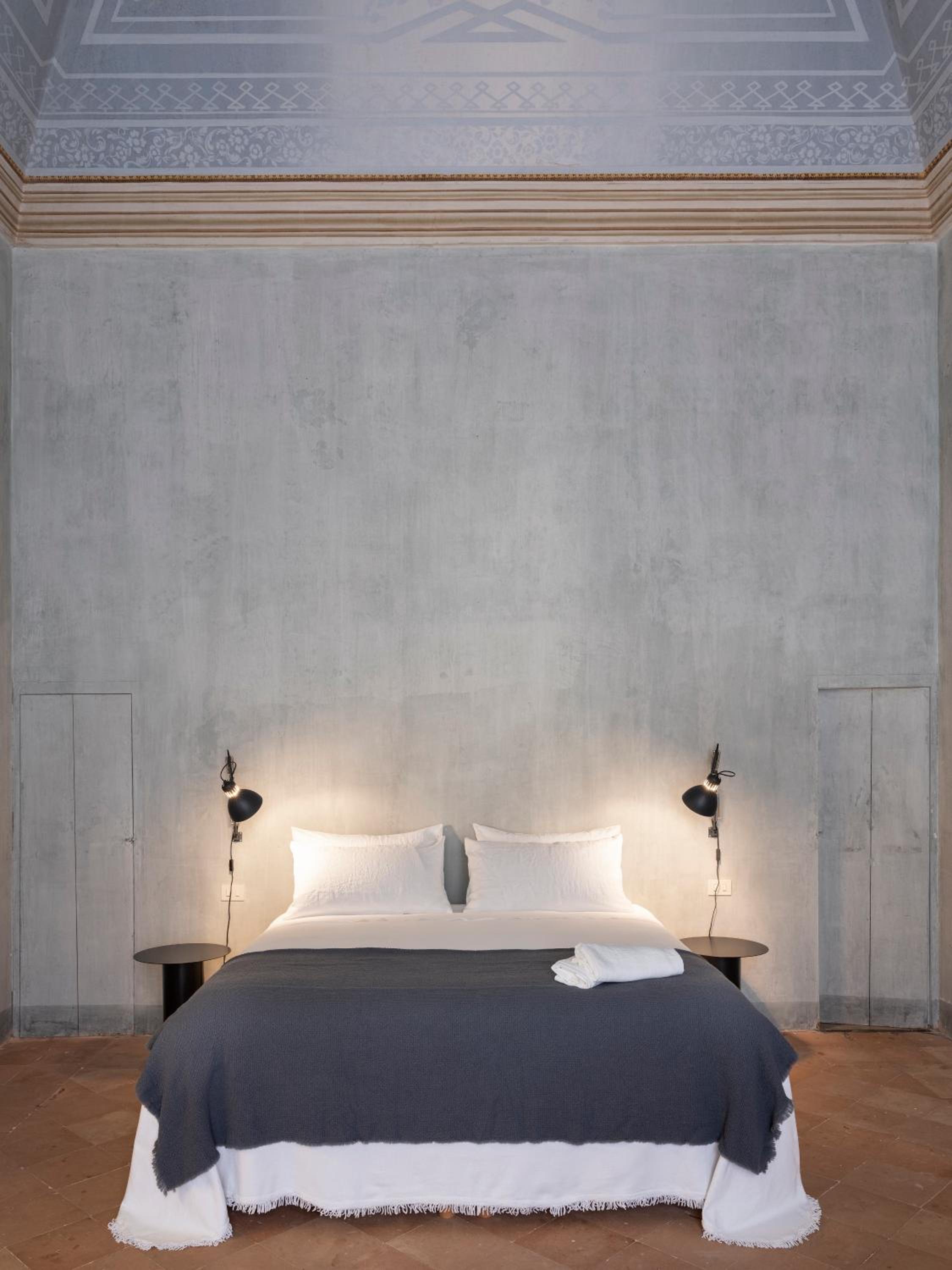 Suite - Photo 1
