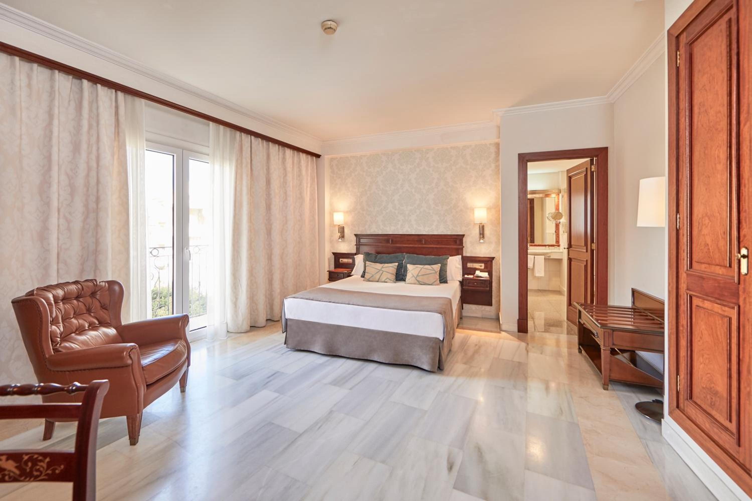 Superior Double or Twin Room thumbnail 5