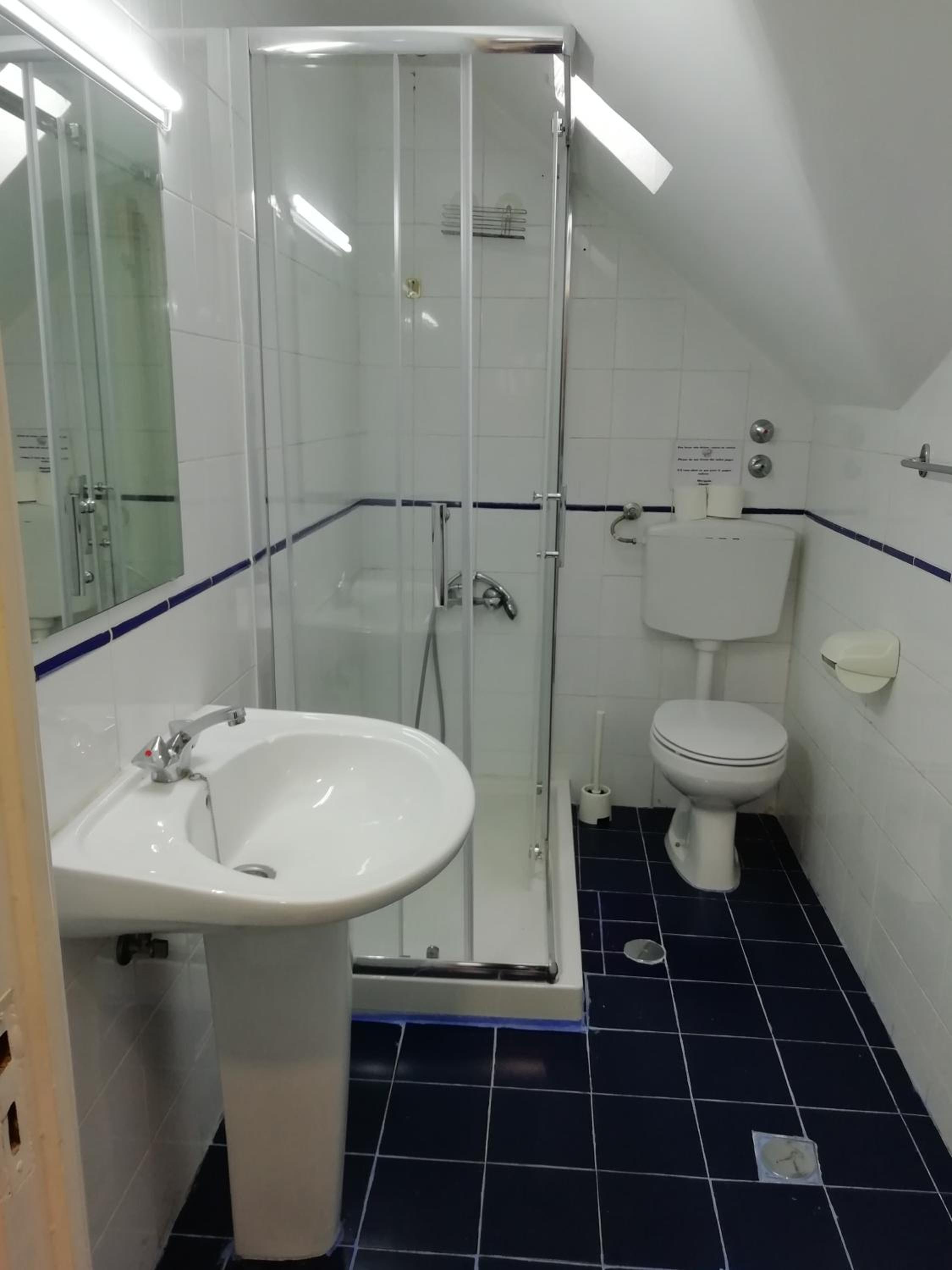 Twin Room with Bathroom - Photo 4