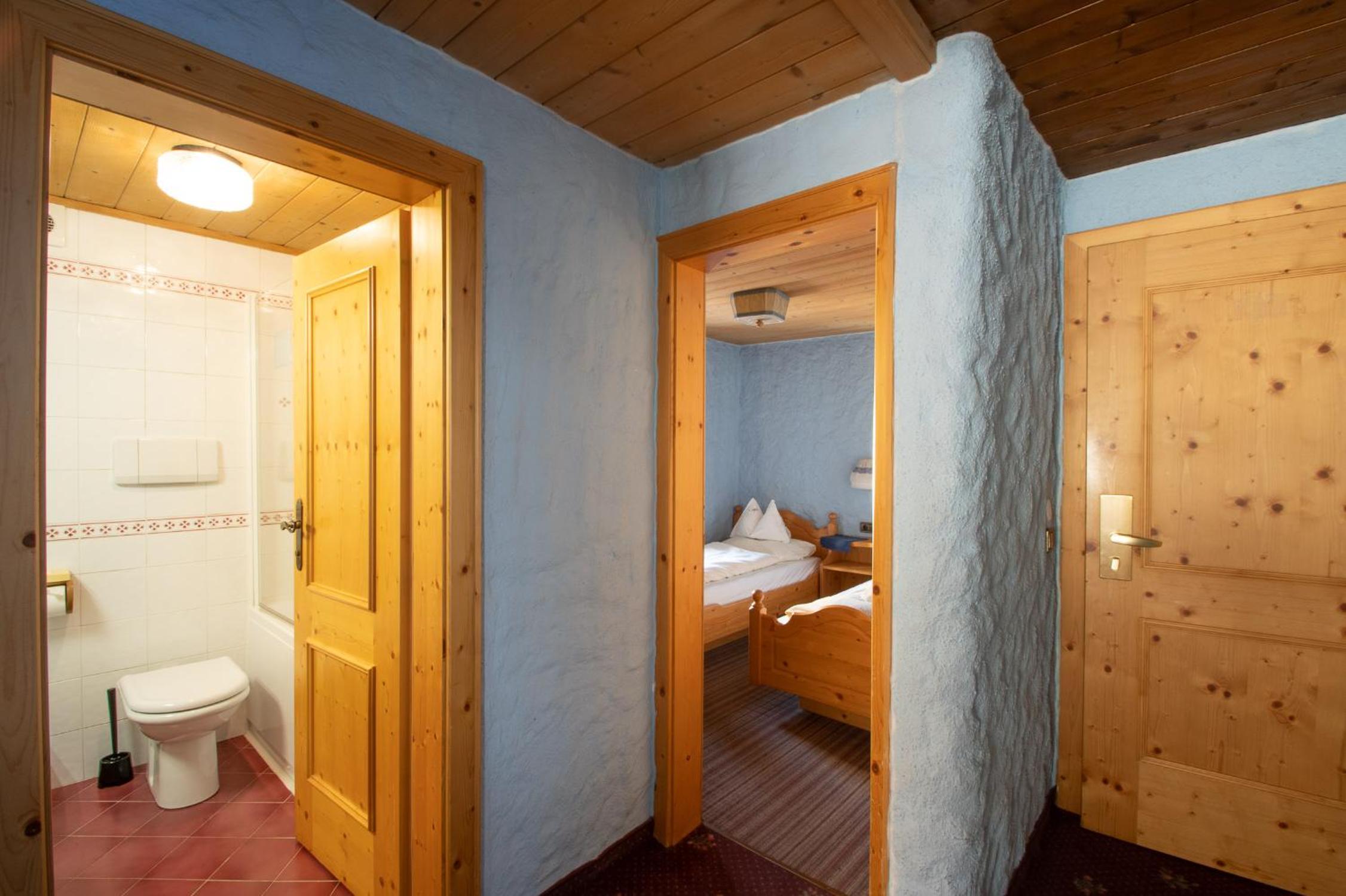 Two-Bedroom Apartment with Mountain View (4 Adults)