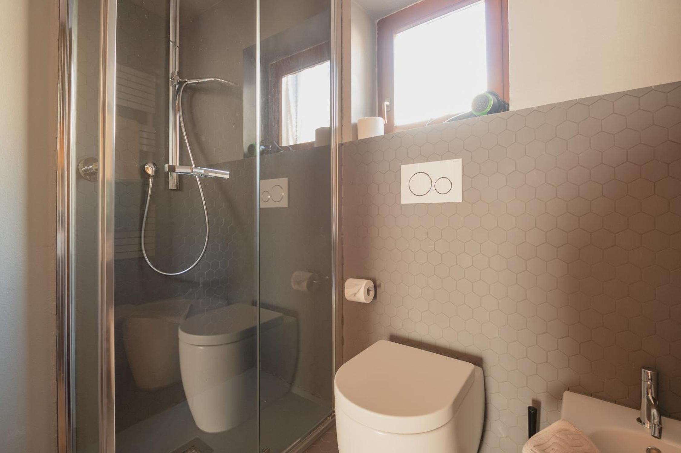 Two-Bedroom Apartment with Mountain View (4 Adults) - Photo 4