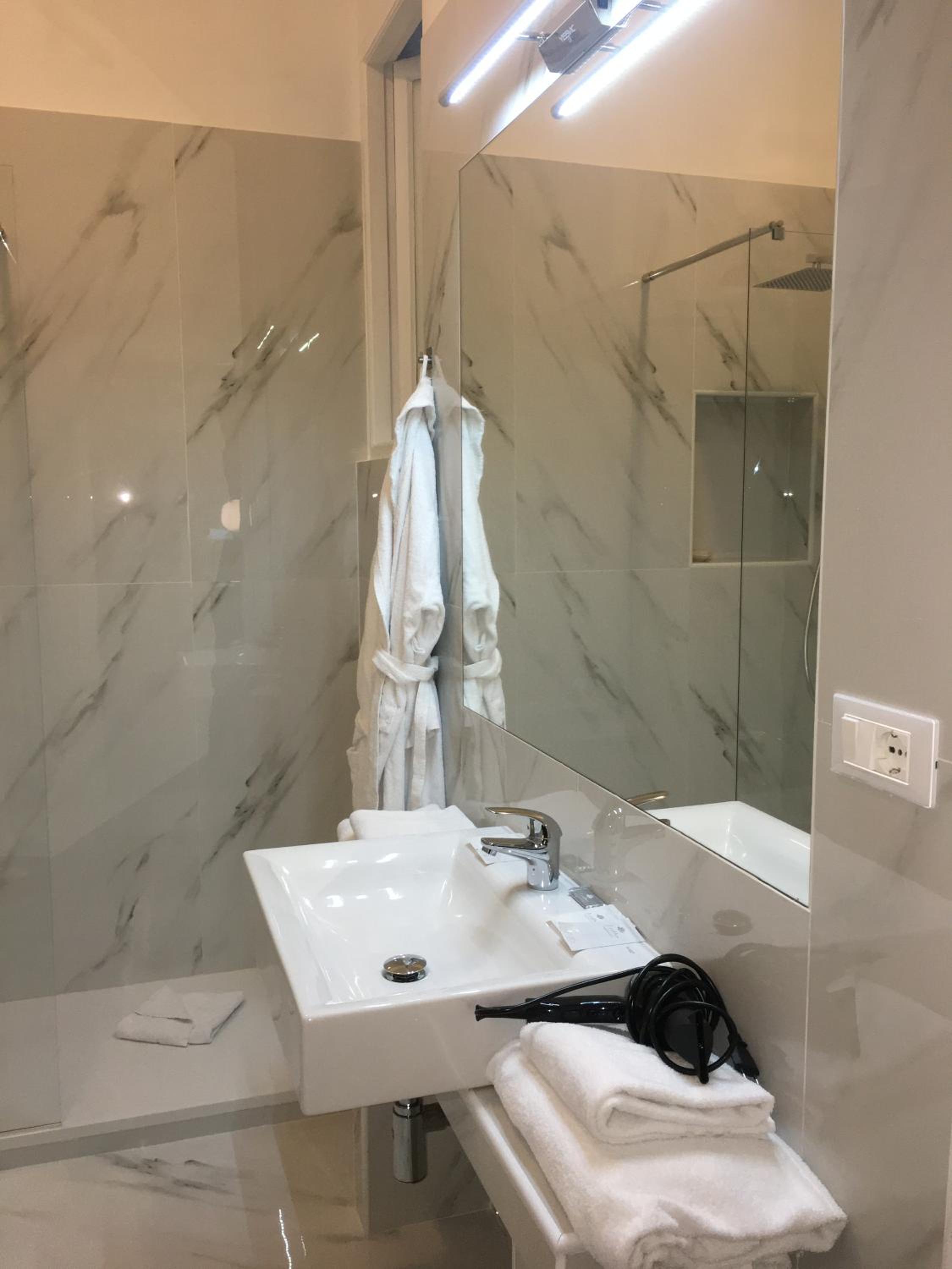 Double Room with Private External Bathroom photo 2