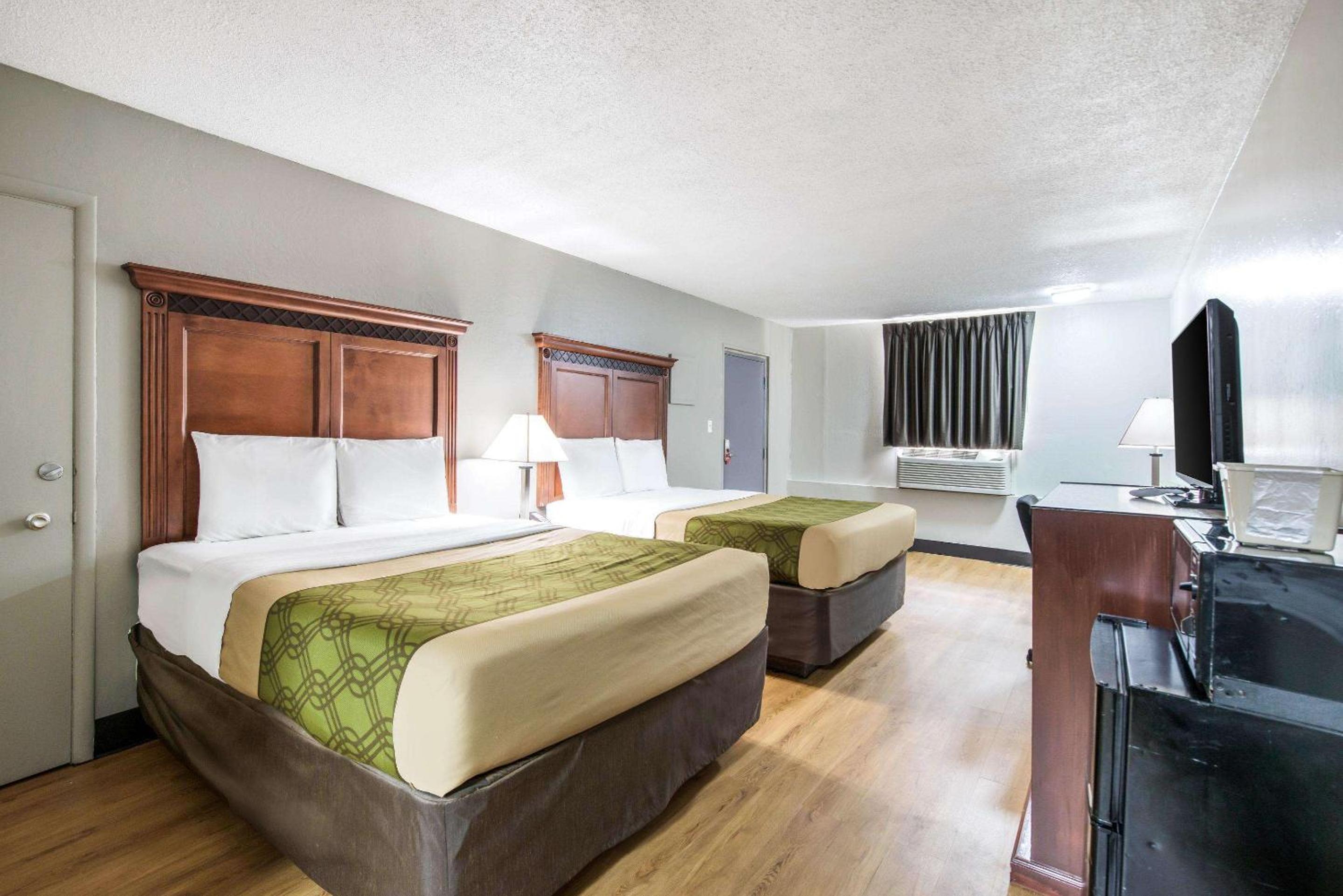 Queen Room with Two Queen Beds and Sofabed- Non-Smoking - Photo 1