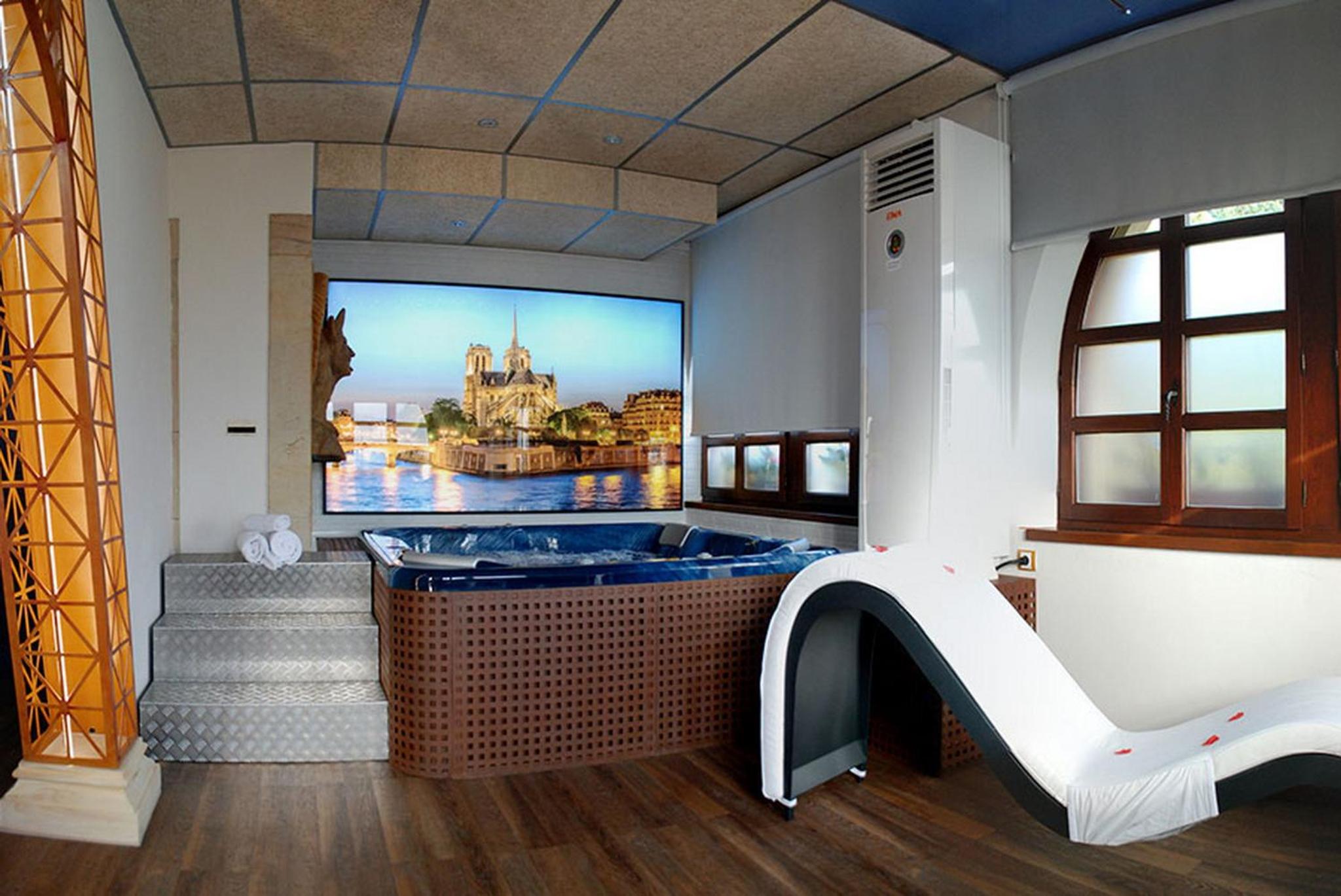 Deluxe King Suite photo 2