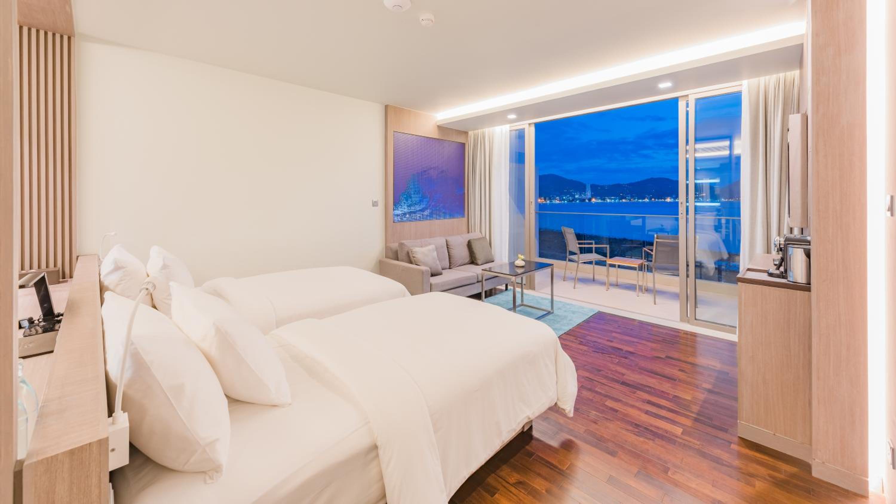 Grand Ocean Room + One Way Airport Transfer to Hotel