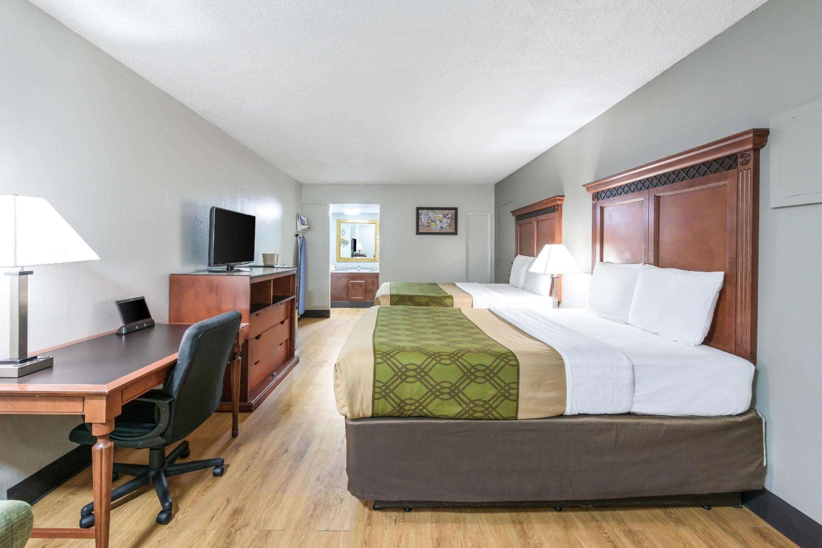 Queen Room with Two Queen Beds and Sofabed- Non-Smoking - Photo 2