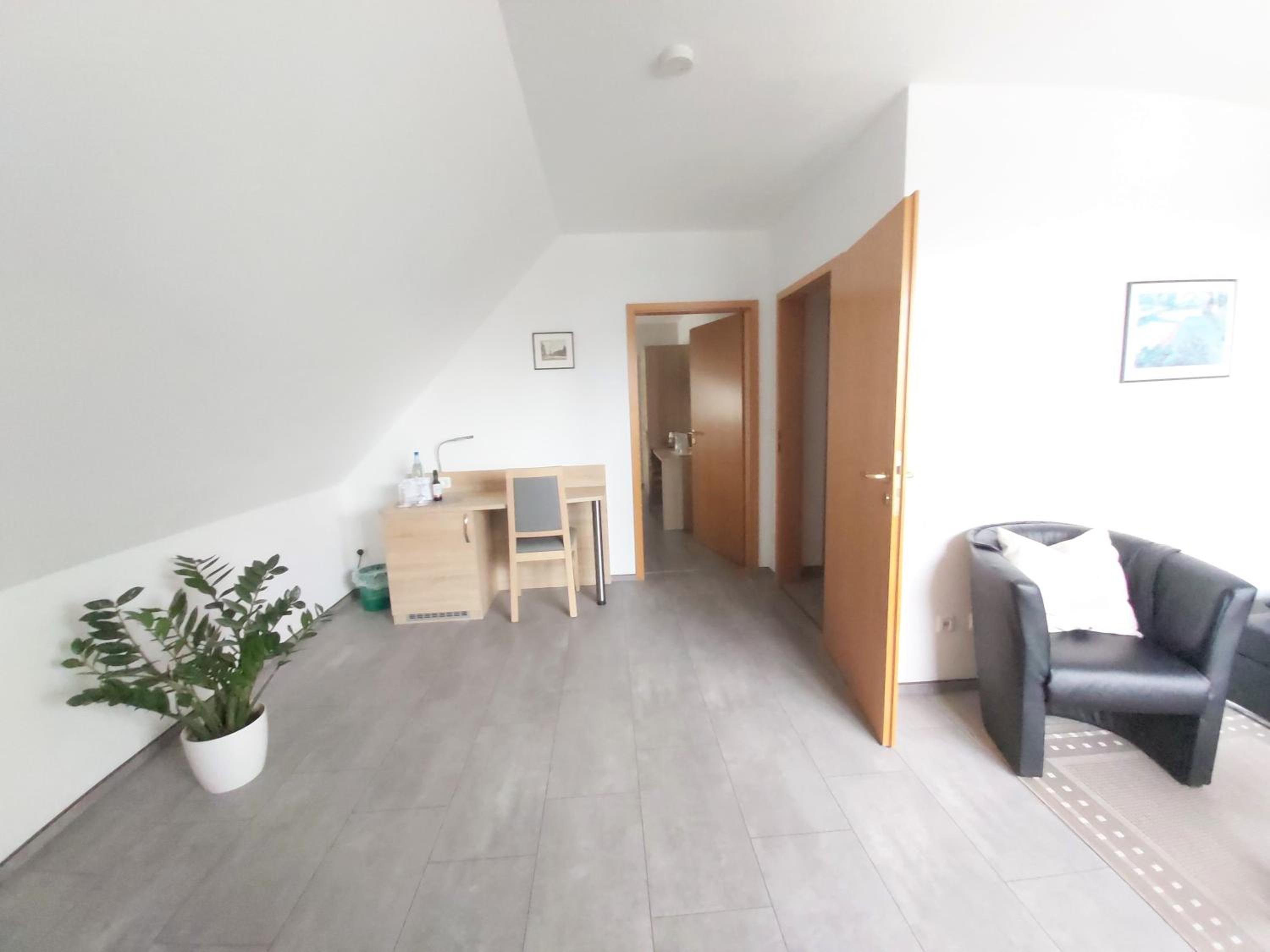 Family Double Room - Photo 8