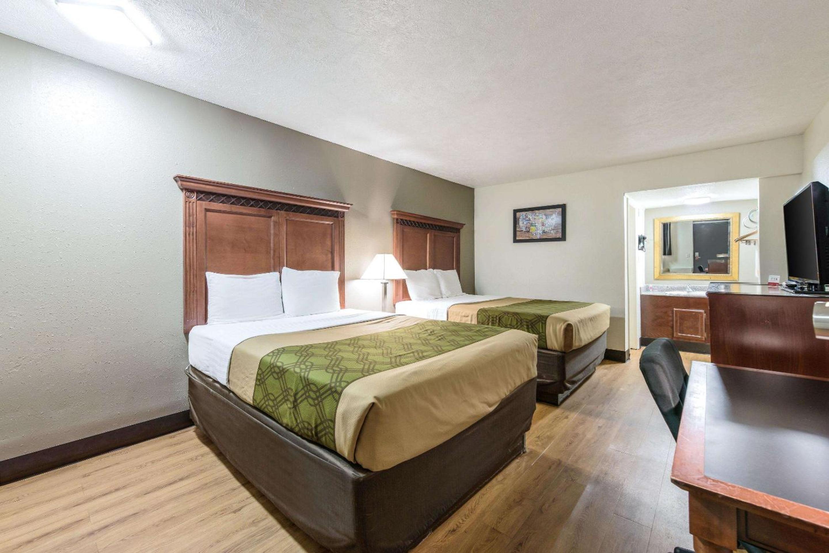 Queen Room with Two Queen Beds - Photo 2