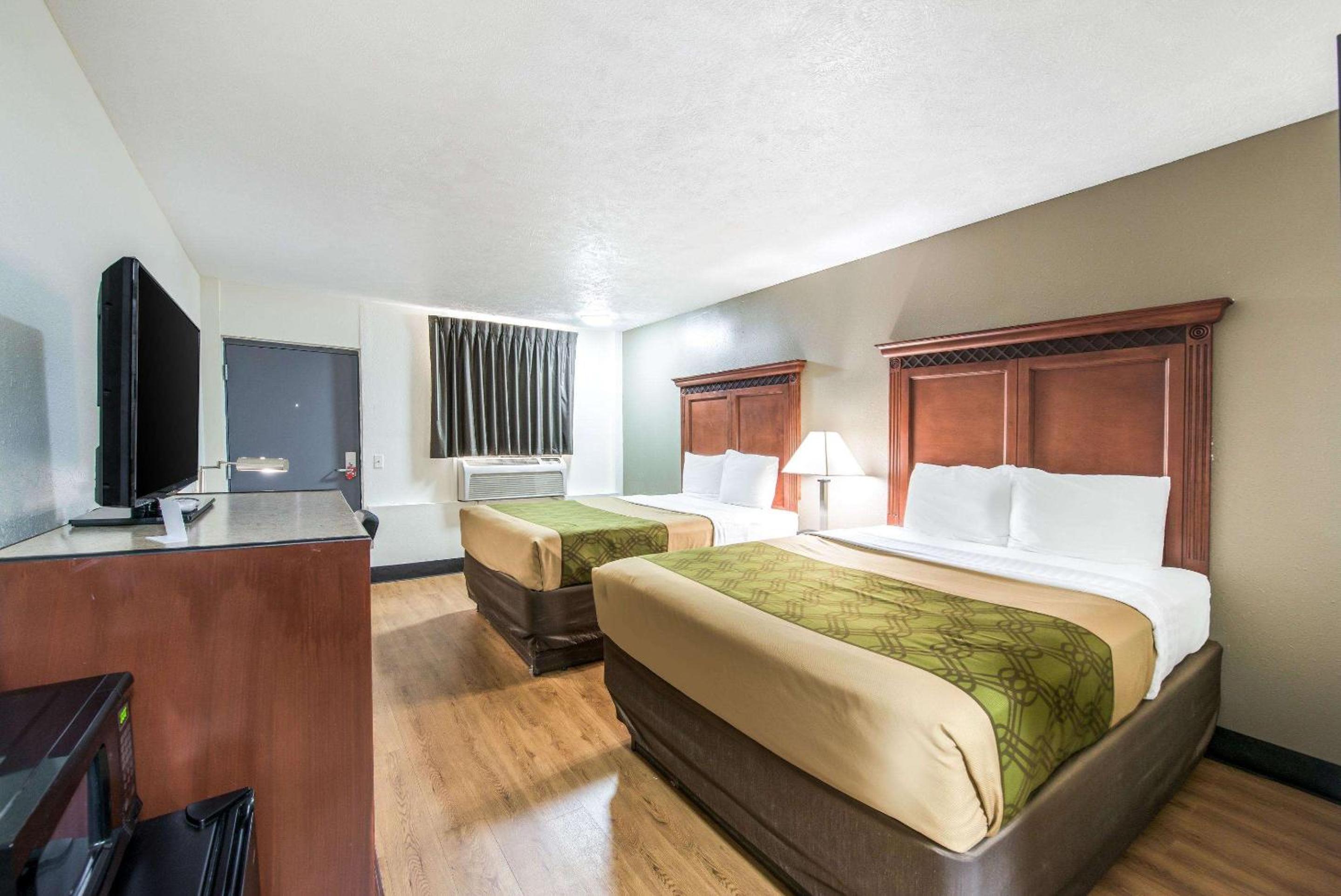 Queen Room with Two Queen Beds - Photo 3