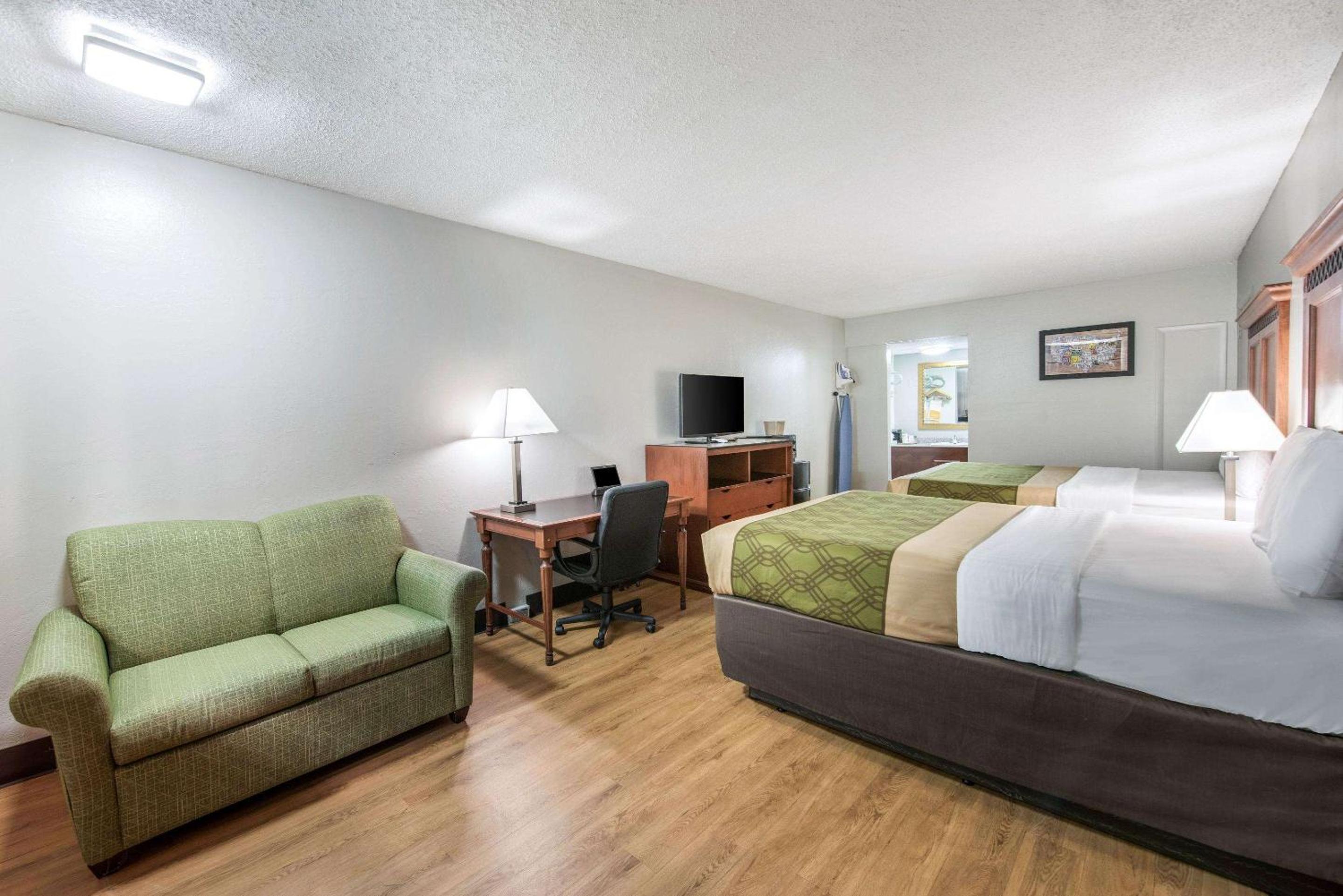Queen Room with Two Queen Beds and Sofabed- Non-Smoking - Photo 3