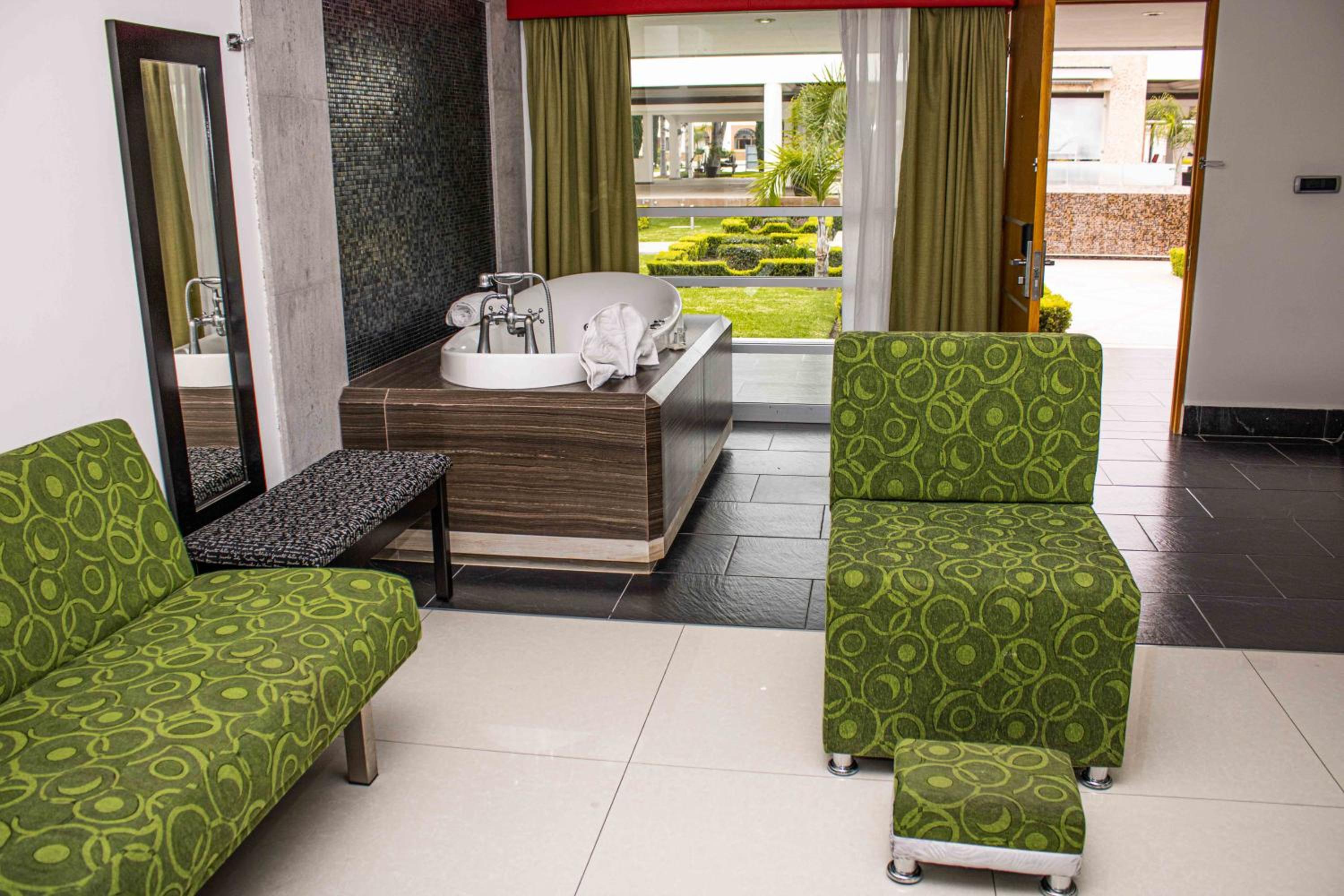 Suite with Hot Tub - Photo 4