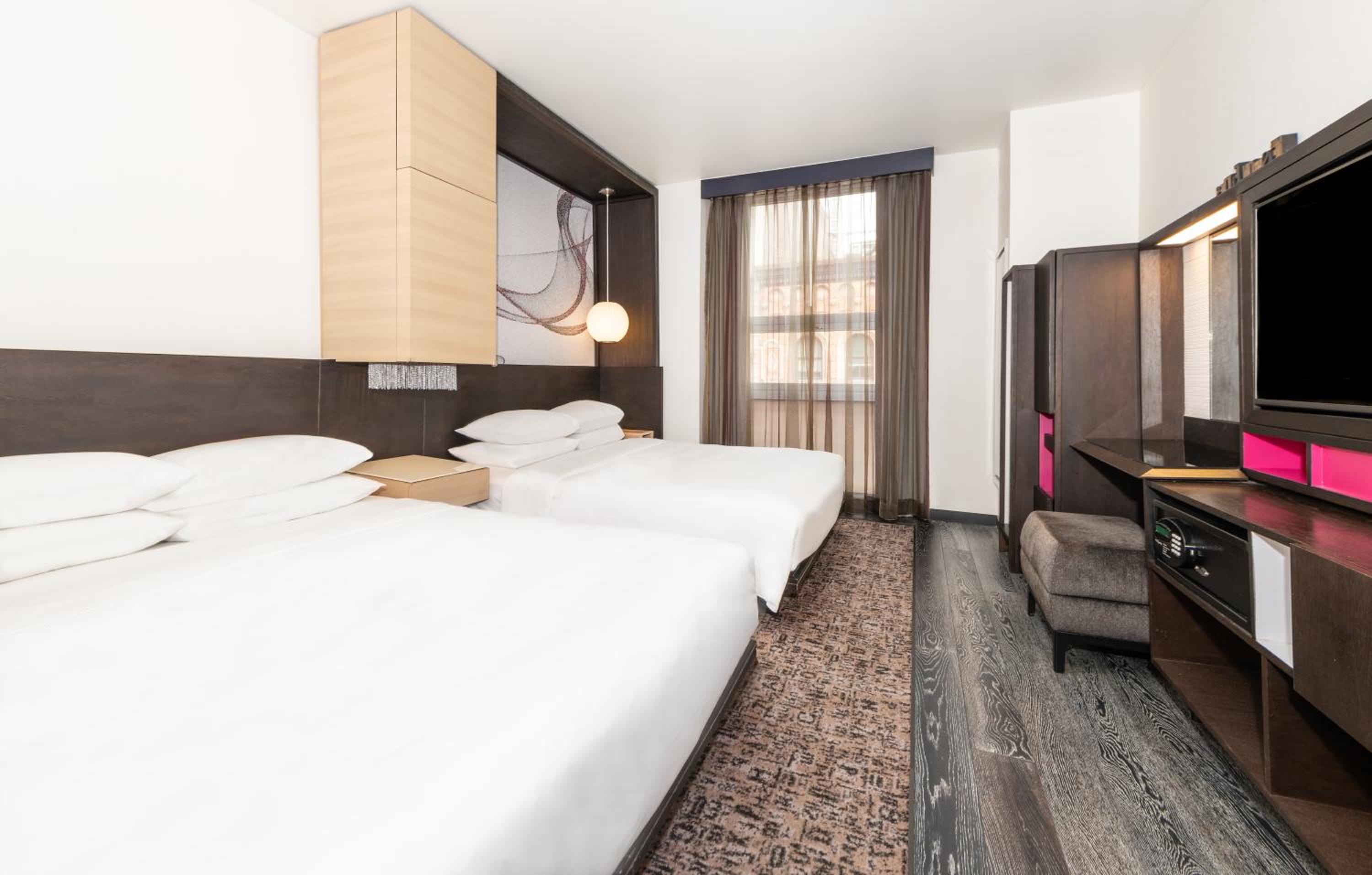 Queen Room with Two Queen Beds thumbnail 5