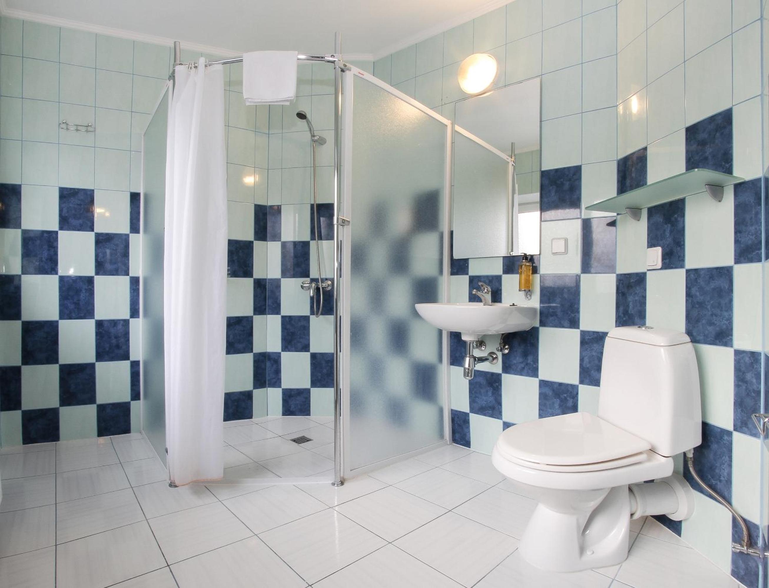 Twin/Double Room with balcony - Photo 8