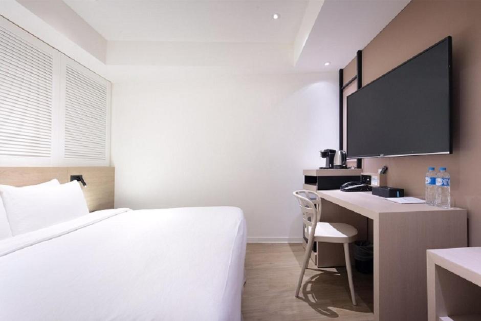 Deluxe Room - Photo 2