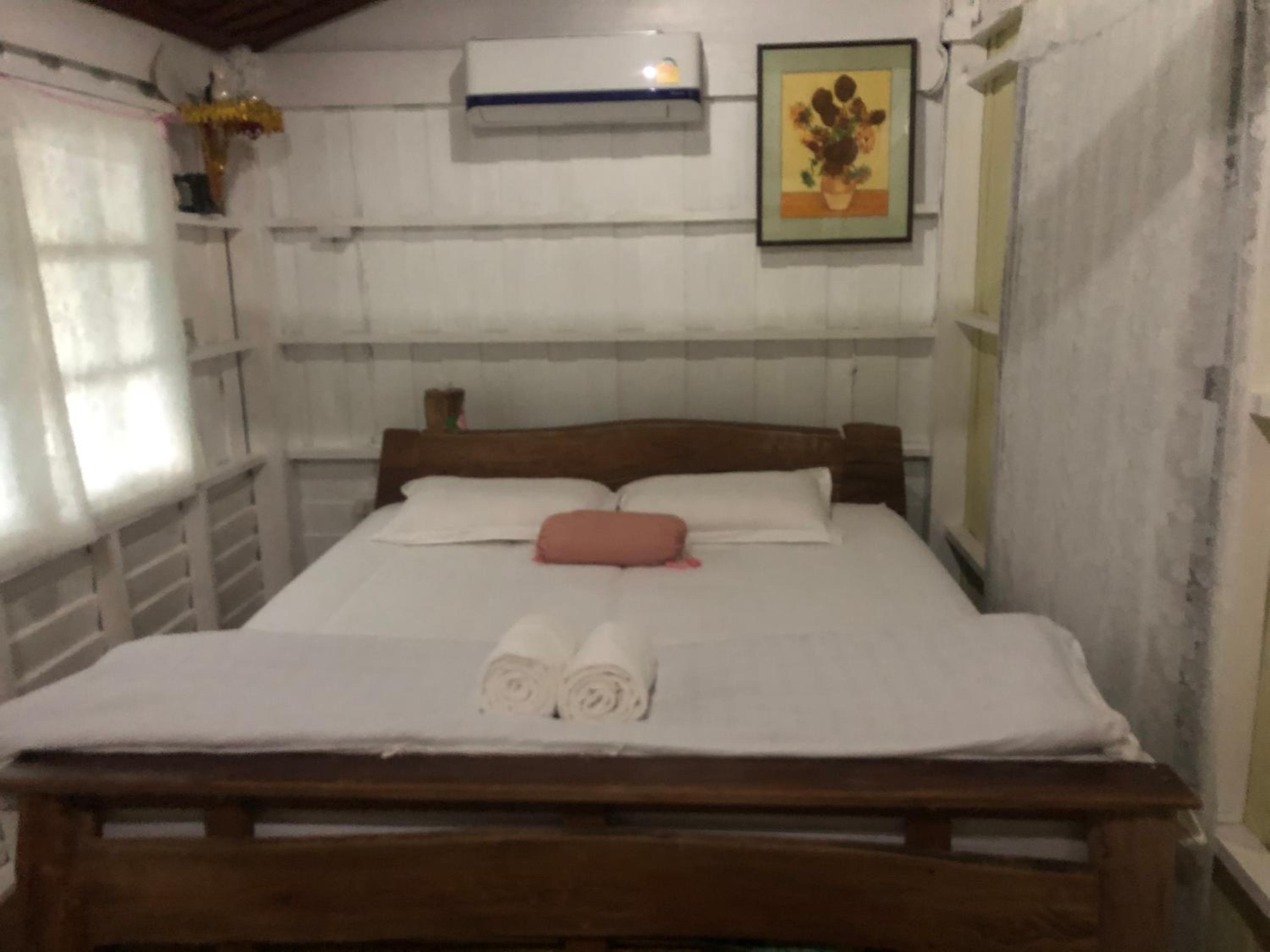 Queen Room with Shared Bathroom photo 2
