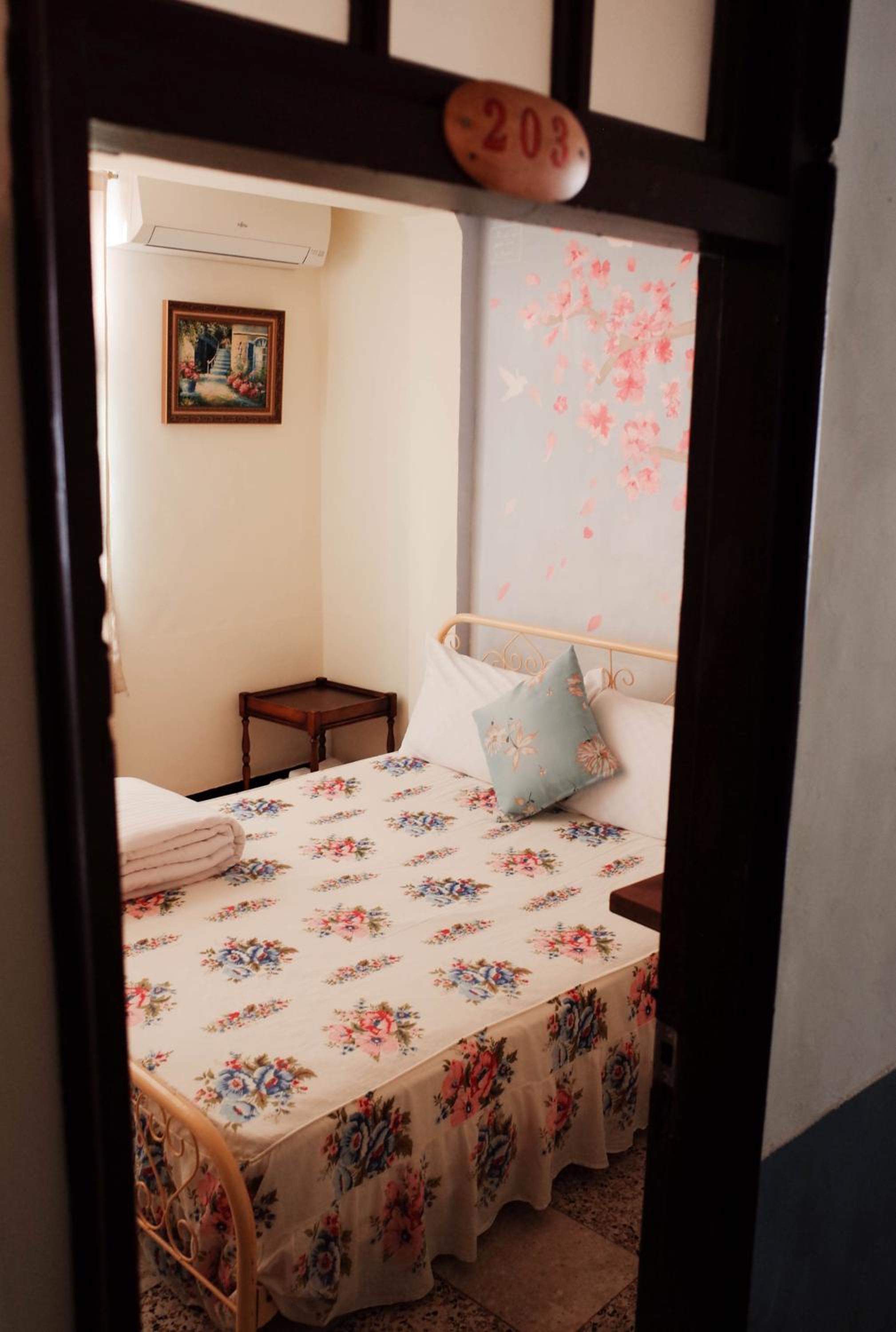 Double Room with Shared Bathroom photo 3
