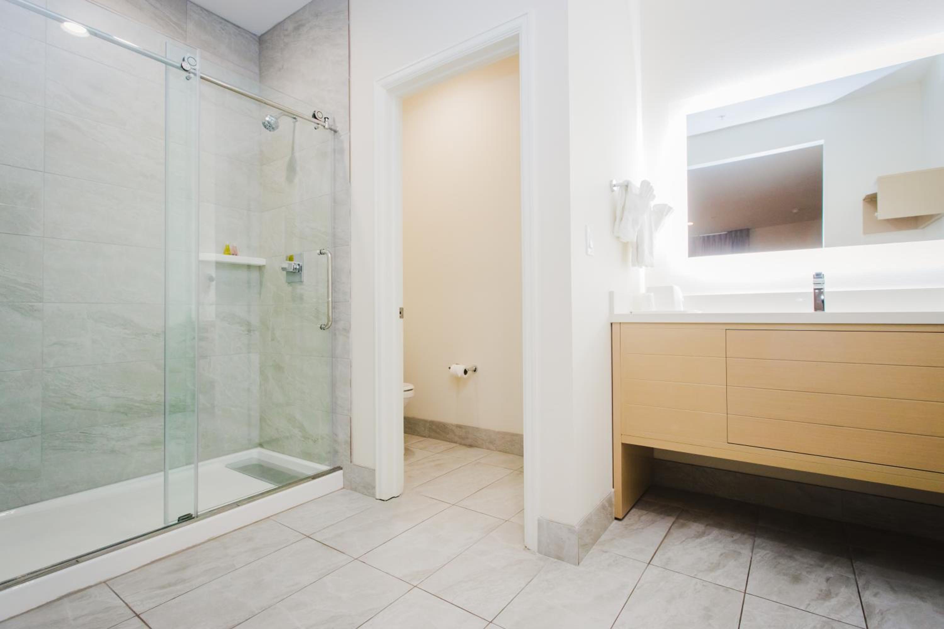 Deluxe King Room - Photo 7